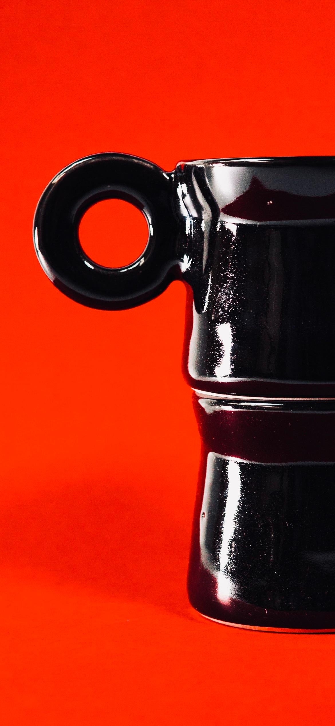XXIe siècle et contemporain Set de 2 tasses en céramique émaillée noire brillante par Eguiarte & Eguiarte en vente