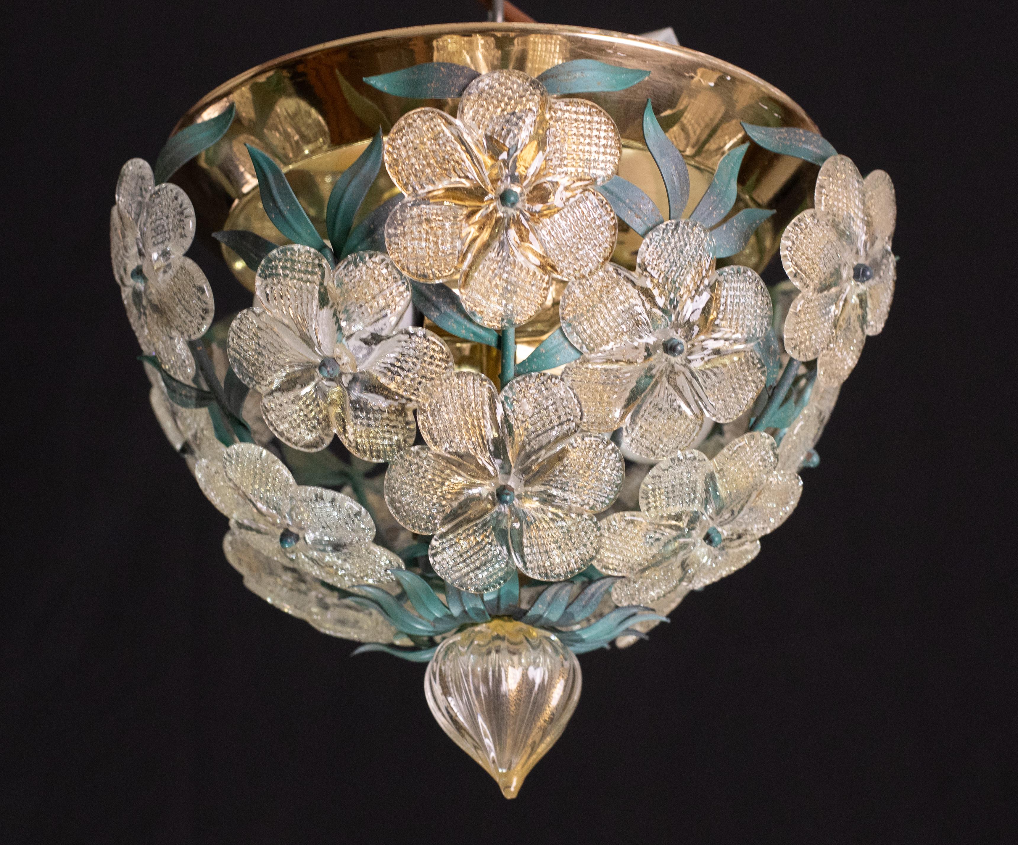 Pretty set of 2 two-light ceiling lamp with Murano glass flowers, made by Seguso for Venini, Italy, 1960s.
Metal ceiling basket with overlapping flowers theme in hand-blown Murano glass in gold and transparent color with gold inclusions,