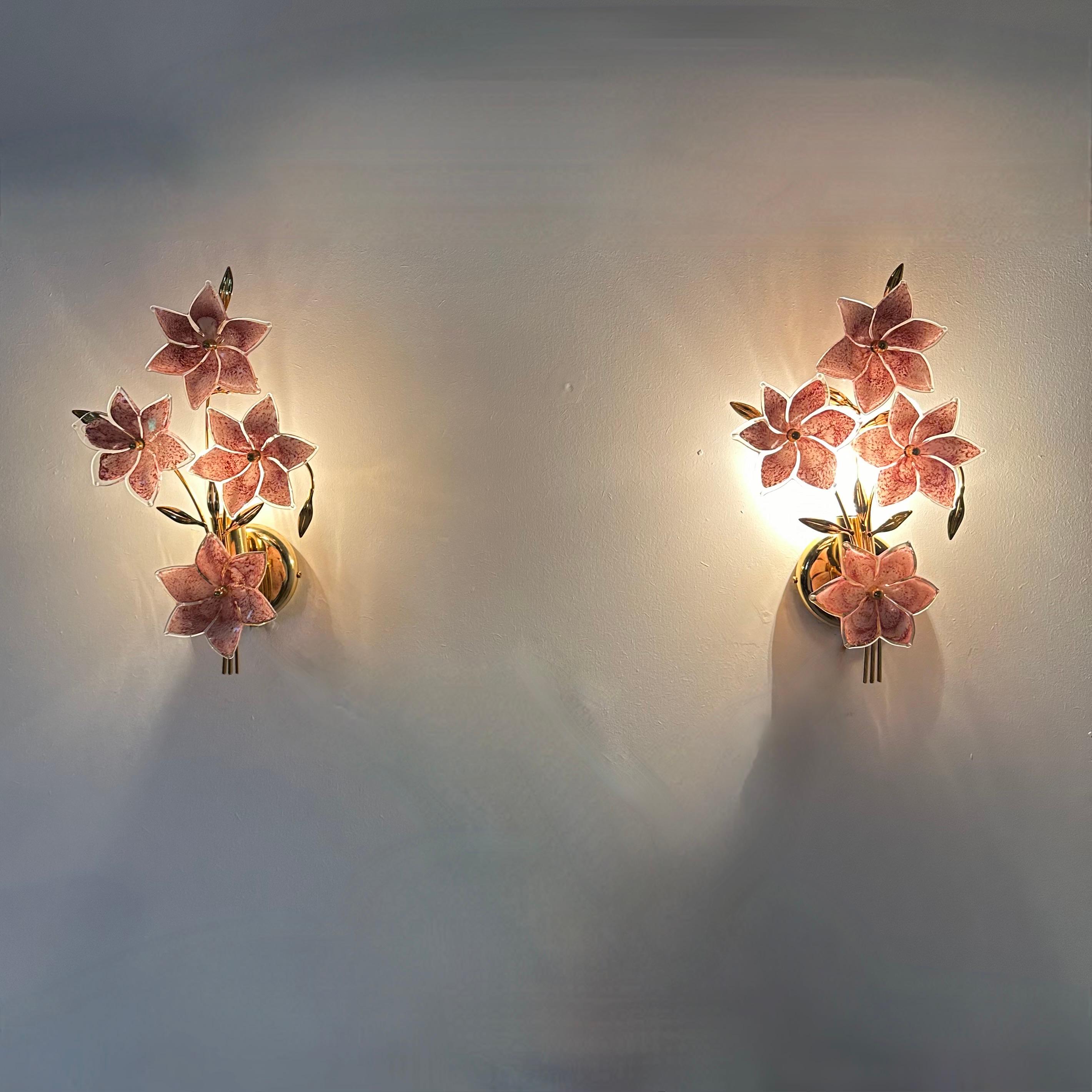 2er Set Murano Blumen Wandlampe , 1970er Jahre

Abmessungen: 22cm Breite,  38 cm Höhe, 12,5cm Tiefe
Zustand: Gut, (Gold hat etwas Patina)
MATERIA: Metall, Glas
Farbe: Gold , Rosa