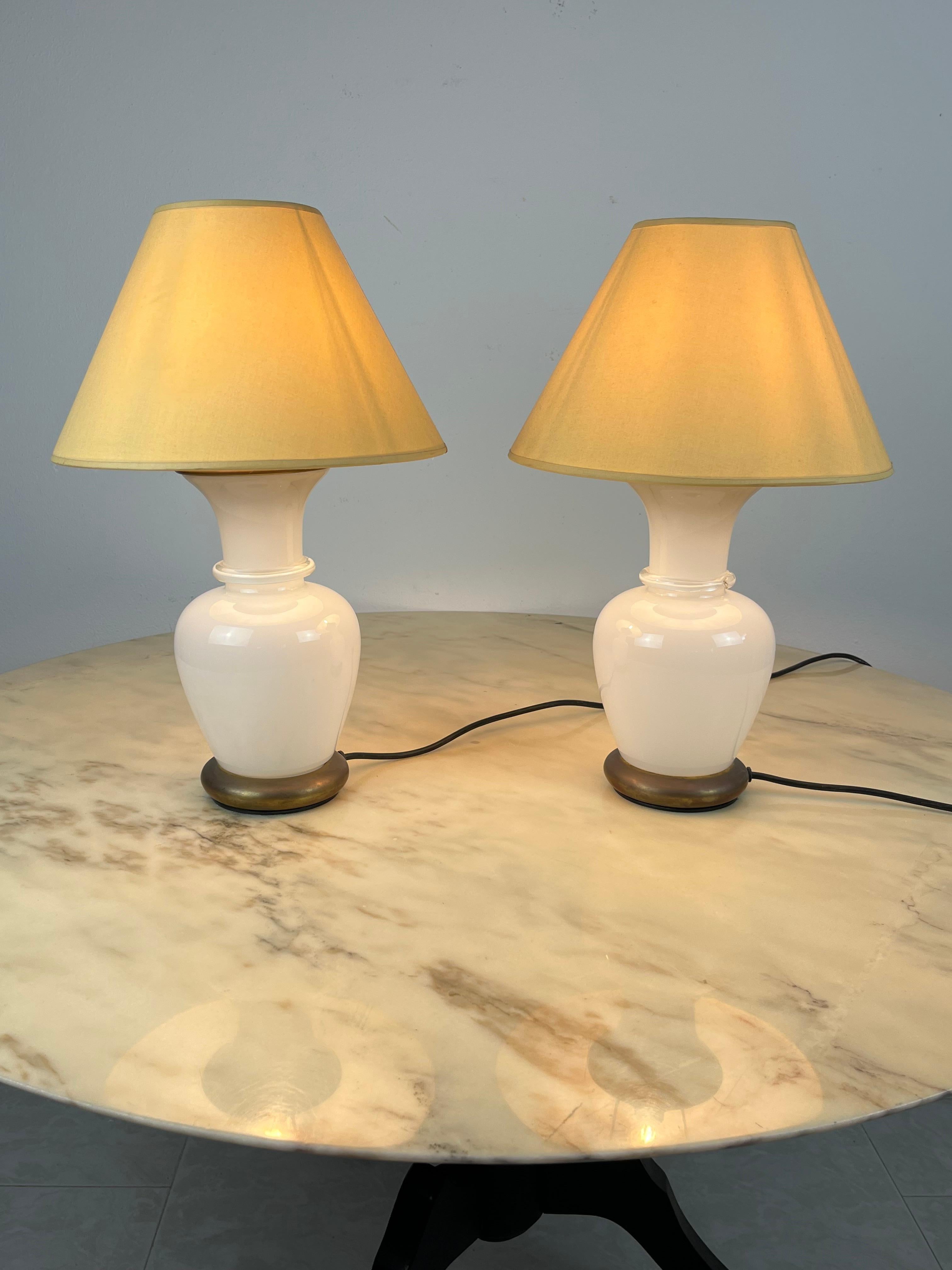 Set of 2 Murano glass and brass table lamps, F. Fabbian, Italy, 1970s
Found in a noble apartment.
Very beautiful and particular because they have a double switch. Each has a lamp inside the pot-bellied part and one in the lampshade housing. High 43