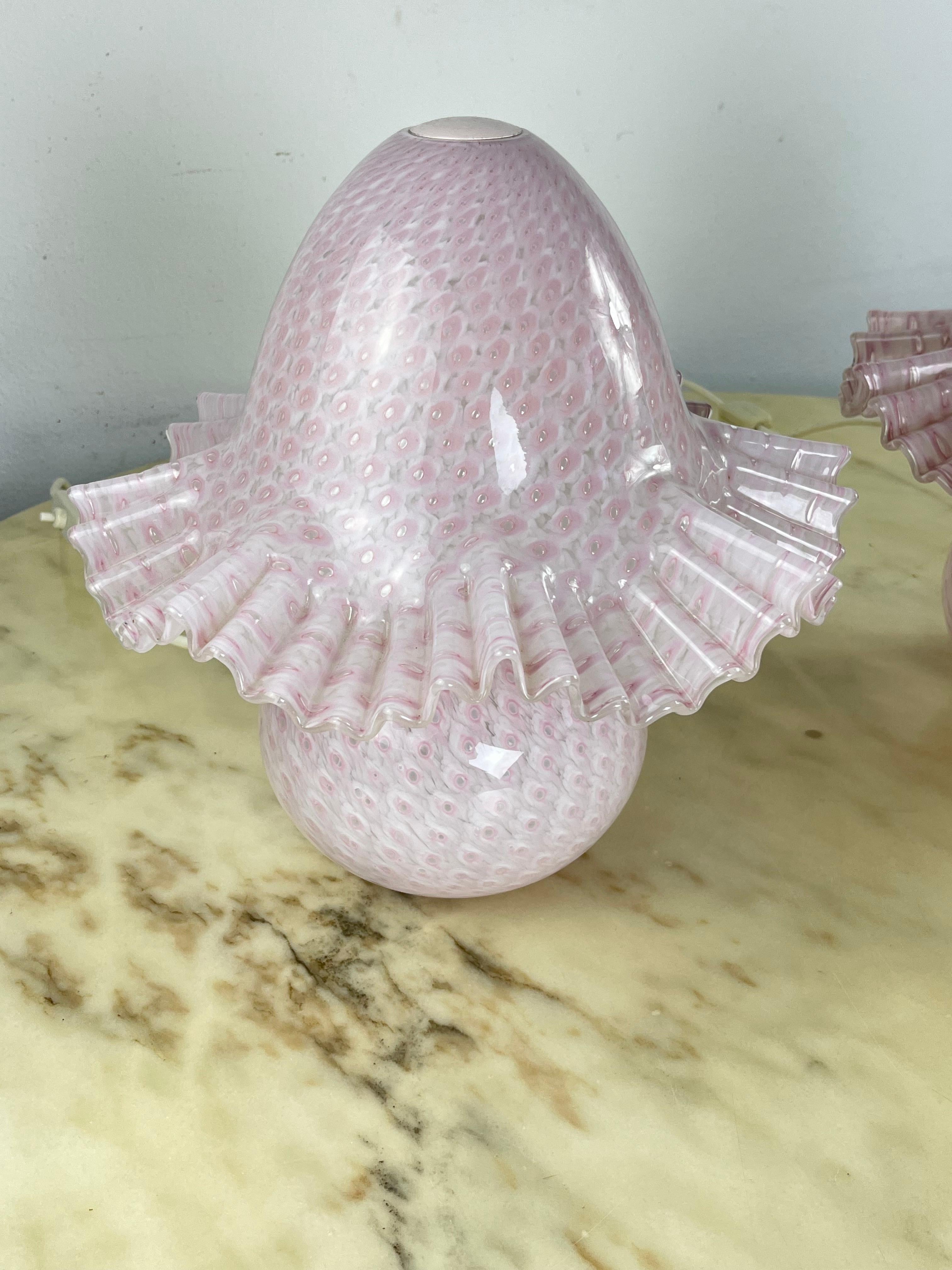 Satz von 2 Nachttischlampen aus Murano-Glas, die Cenedese zugeschrieben werden. Doppelte Beleuchtung, der untere Teil, der obere Teil oder beide leuchten. Intakt und in ausgezeichnetem Zustand. E14-Lampen.
Durchmesser 33 cm und Höhe 32 cm. 
Mit