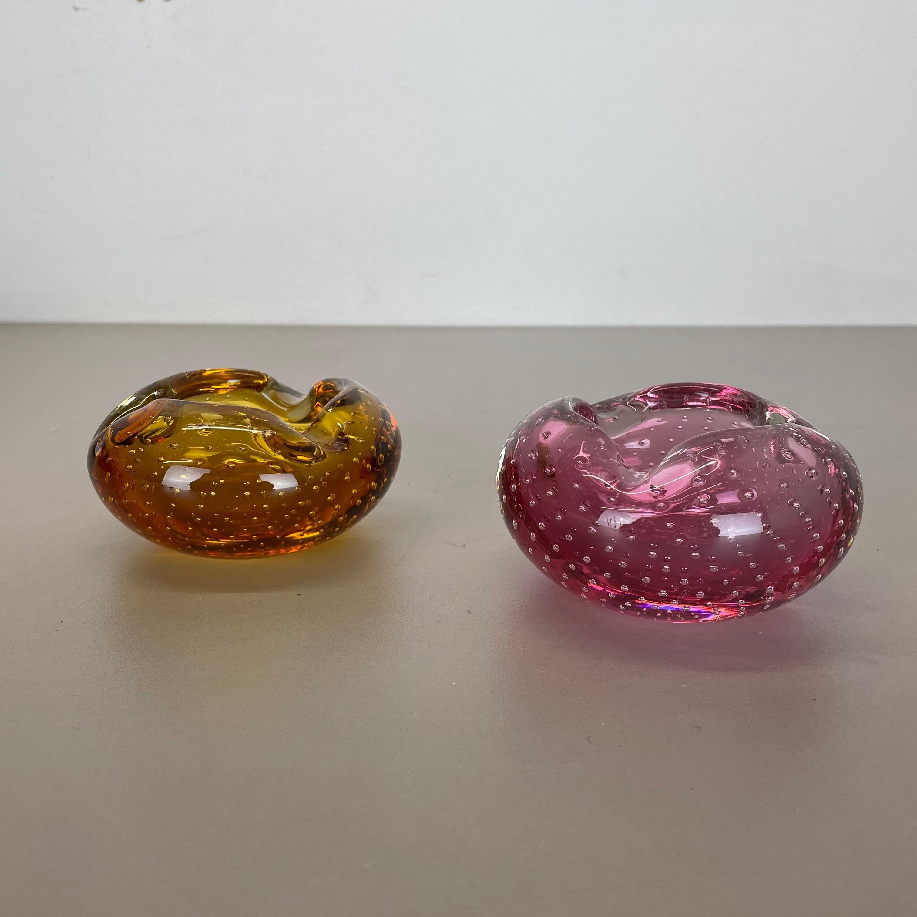 Ensemble de 2 éléments de cendrier en verre de Murano avec structure en bulles et coquillages, Italie, 1970 Bon état - En vente à Kirchlengern, DE