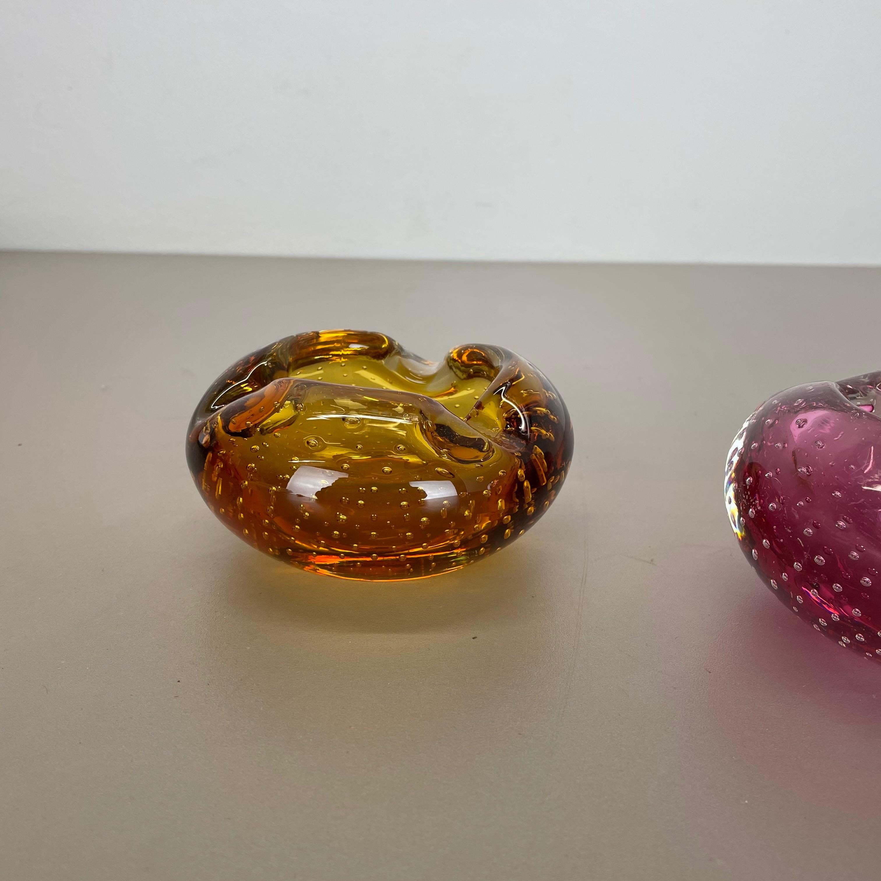 20ième siècle Ensemble de 2 éléments de cendrier en verre de Murano avec structure en bulles et coquillages, Italie, 1970 en vente