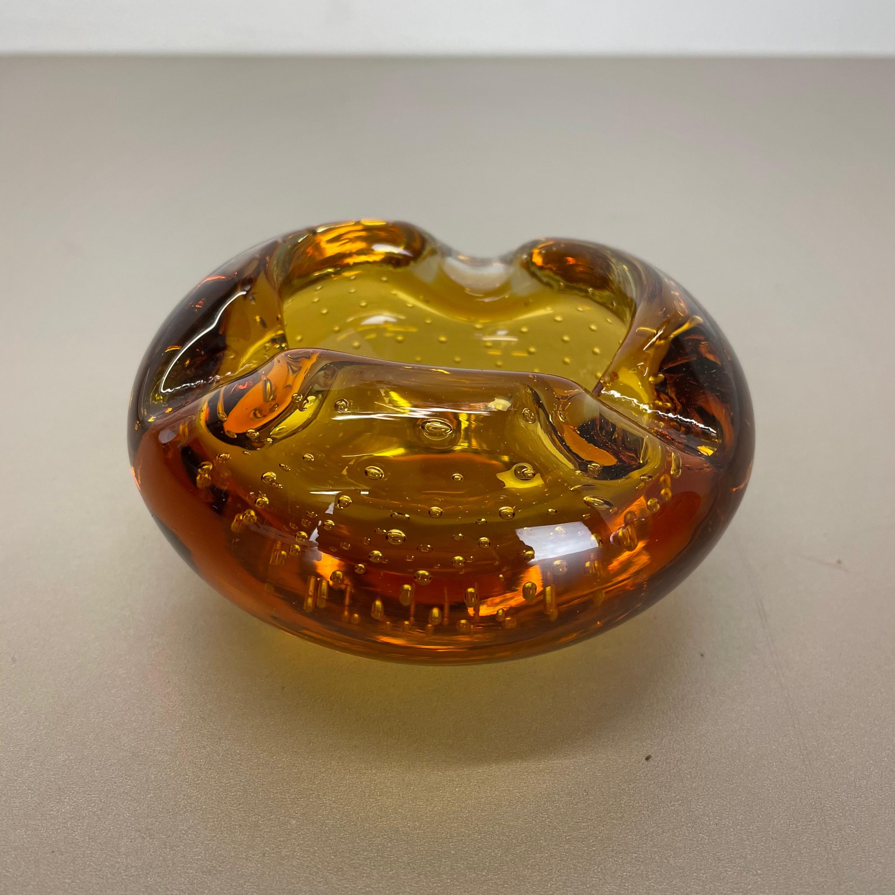 Ensemble de 2 éléments de cendrier en verre de Murano avec structure en bulles et coquillages, Italie, 1970 en vente 1