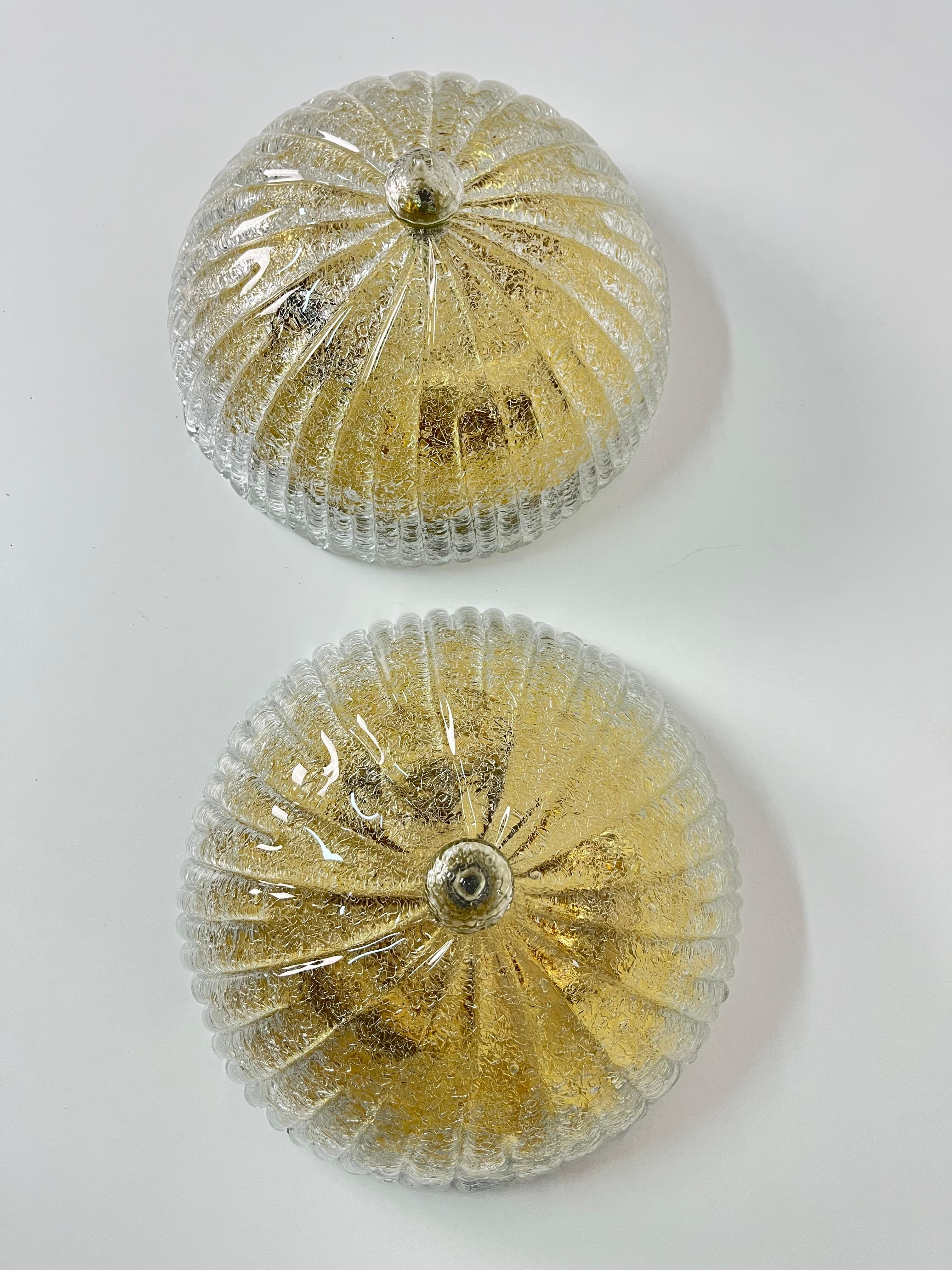 Juego de 2 lámparas de techo de cristal de Murano, años 80
Tres luces.
Estructura metálica dorada.
Vidrio intacto.
Buen estado.
Bombillas E27.