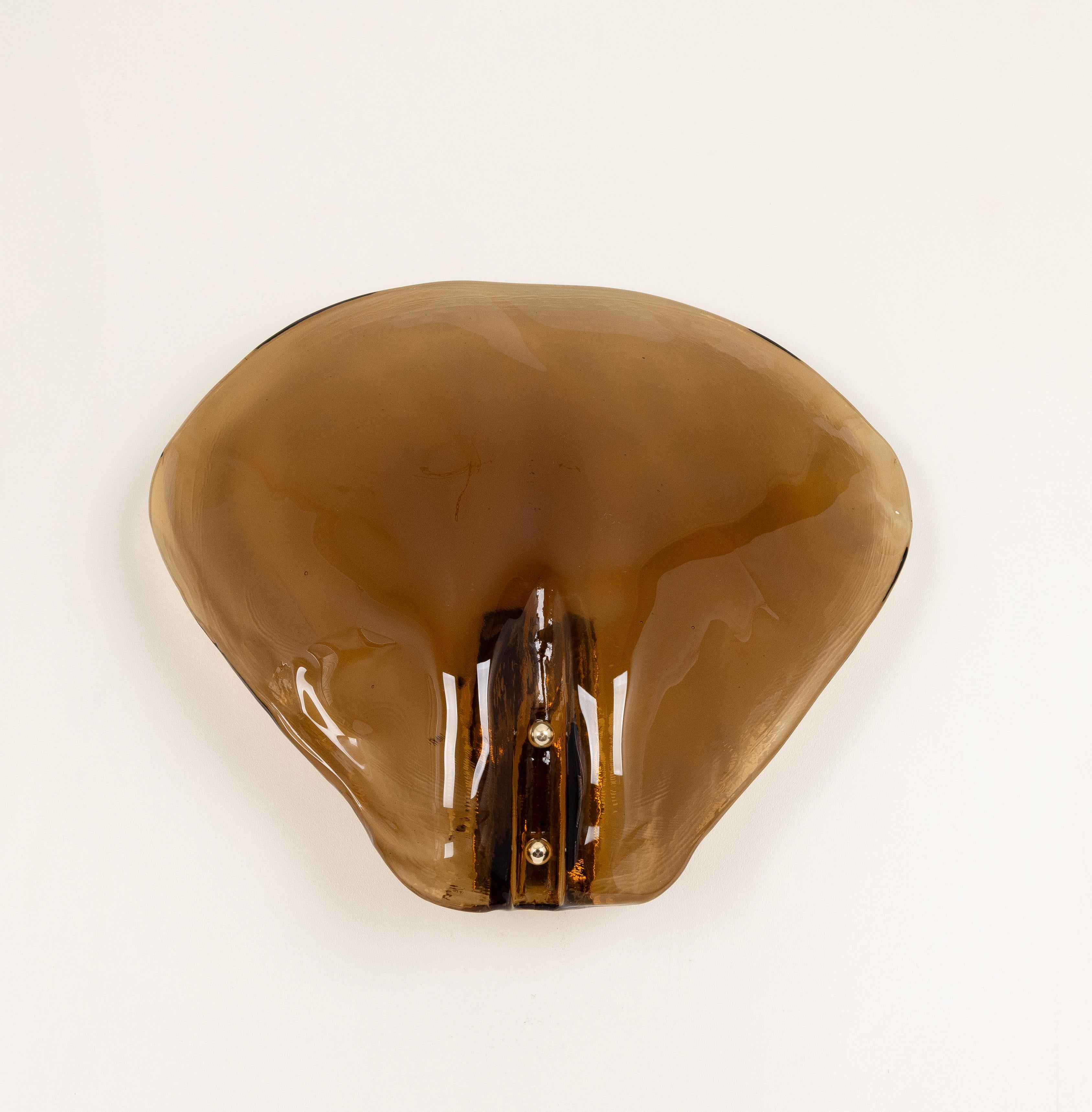 Maravilloso conjunto de dos impresionantes apliques de pared de mediados de siglo con piezas de cristal de Murano hechas a mano, fabricados por J.T. Kalmar, Austria, circa 1970-1979.
Fantástico diseño y mano de obra de muy alta calidad.
El vidrio