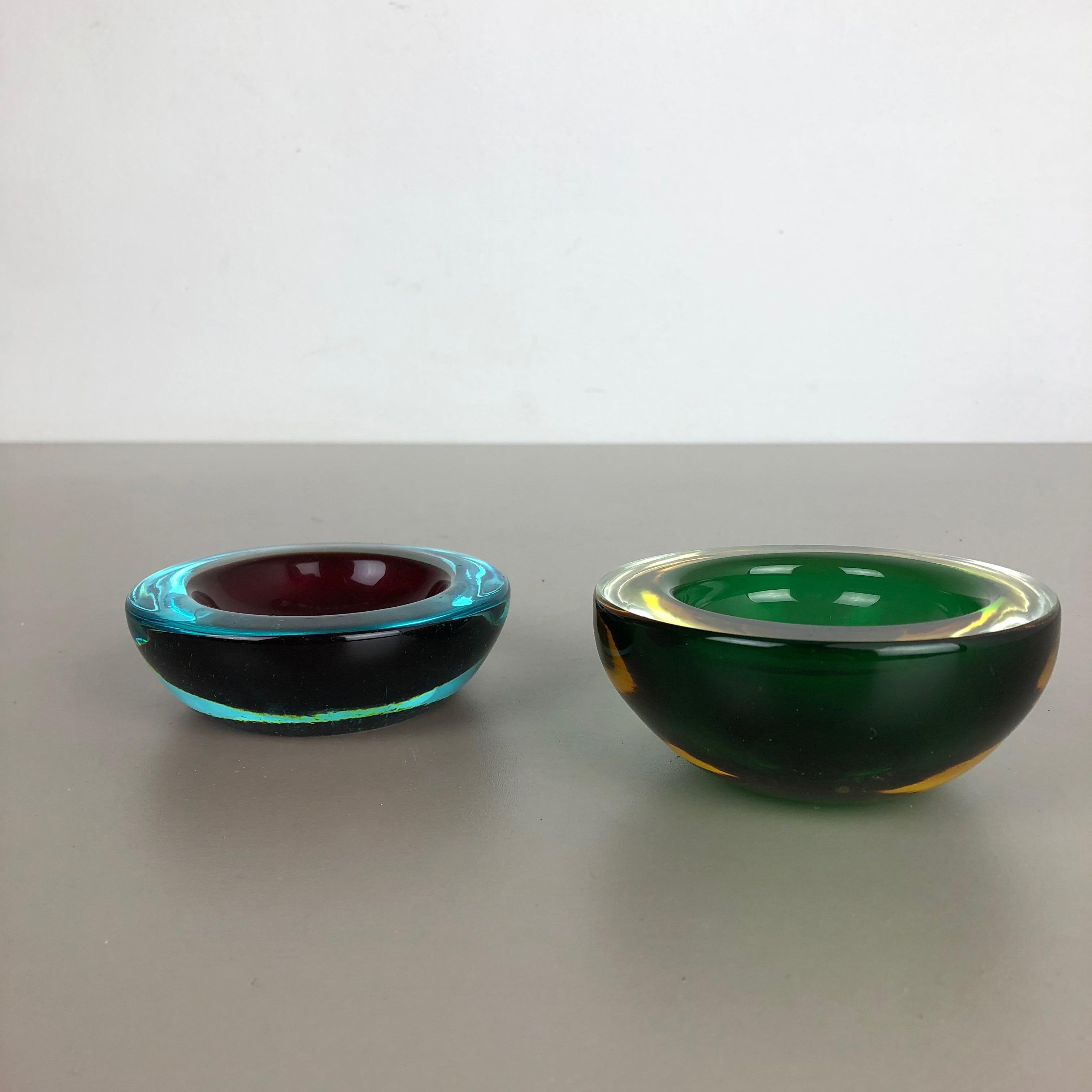 Ensemble de 2 éléments de cendrier en verre de Murano en forme de bol en coquillages Sommerso, Italie, 1970 en vente 3