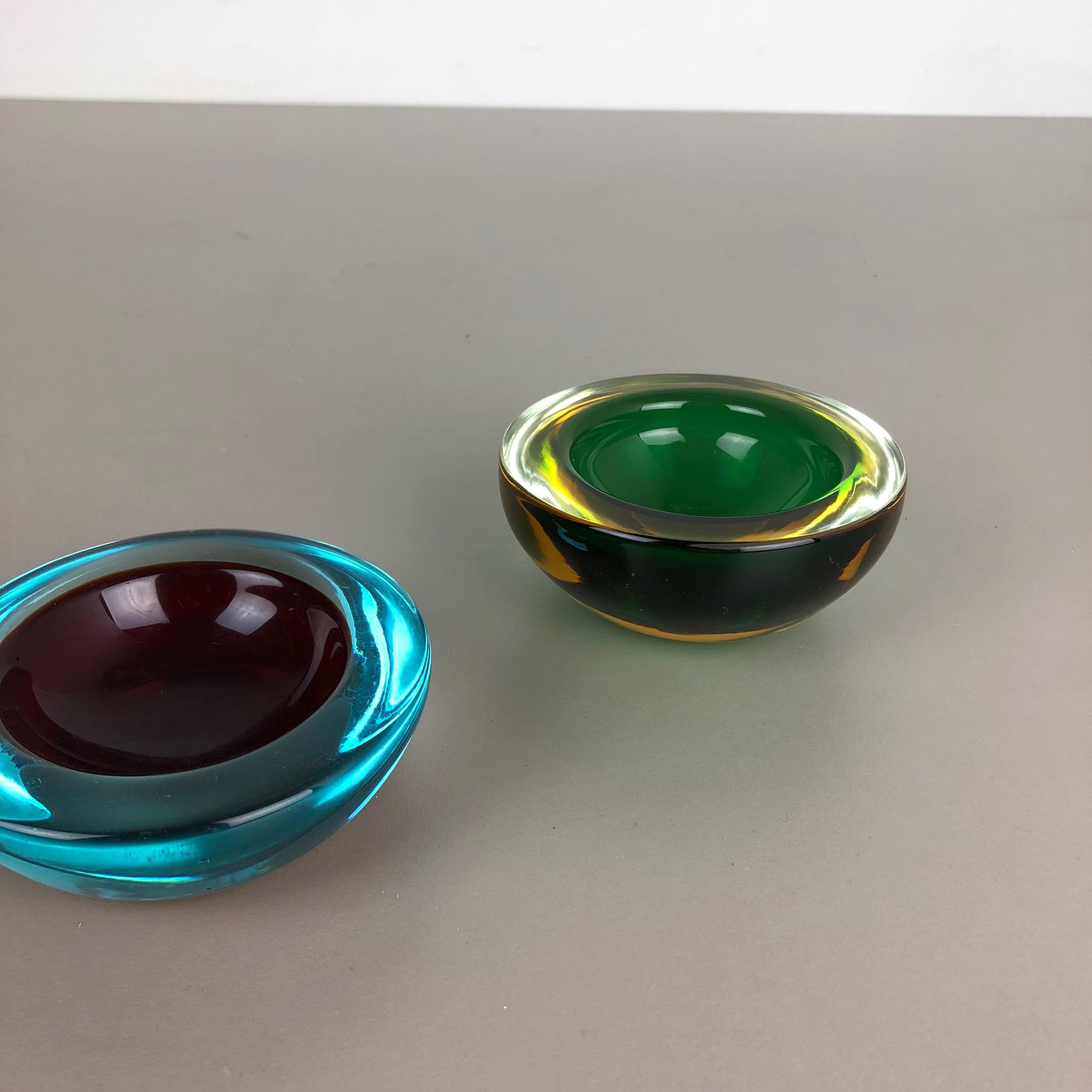 Mid-Century Modern Set of 2 Murano Glass Sommerso Bowl Shells Ashtray Element, Italy, 1970s For Sale