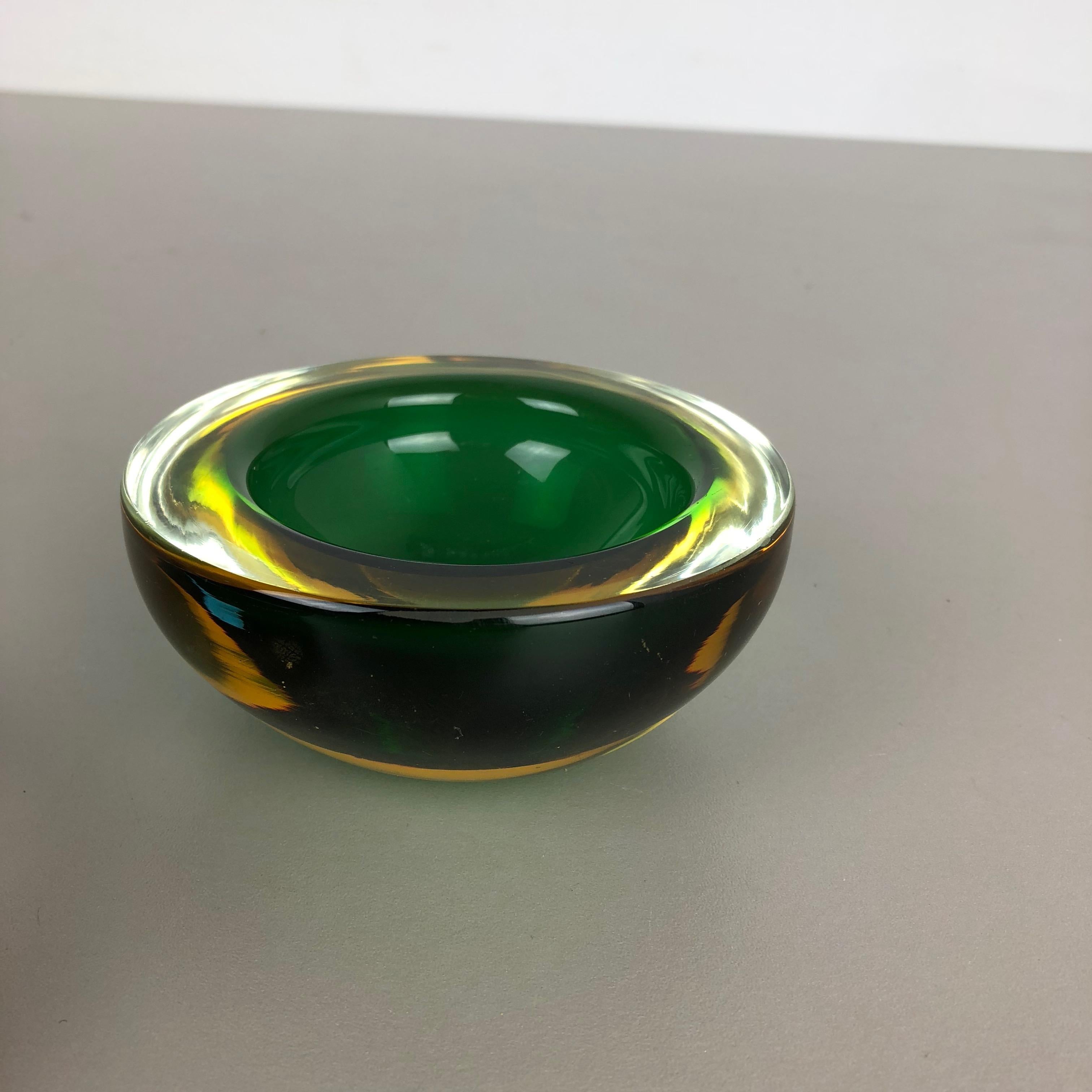 Set of 2 Murano Glass Sommerso Bowl Shells Ashtray Element, Italy, 1970s In Good Condition In Kirchlengern, DE