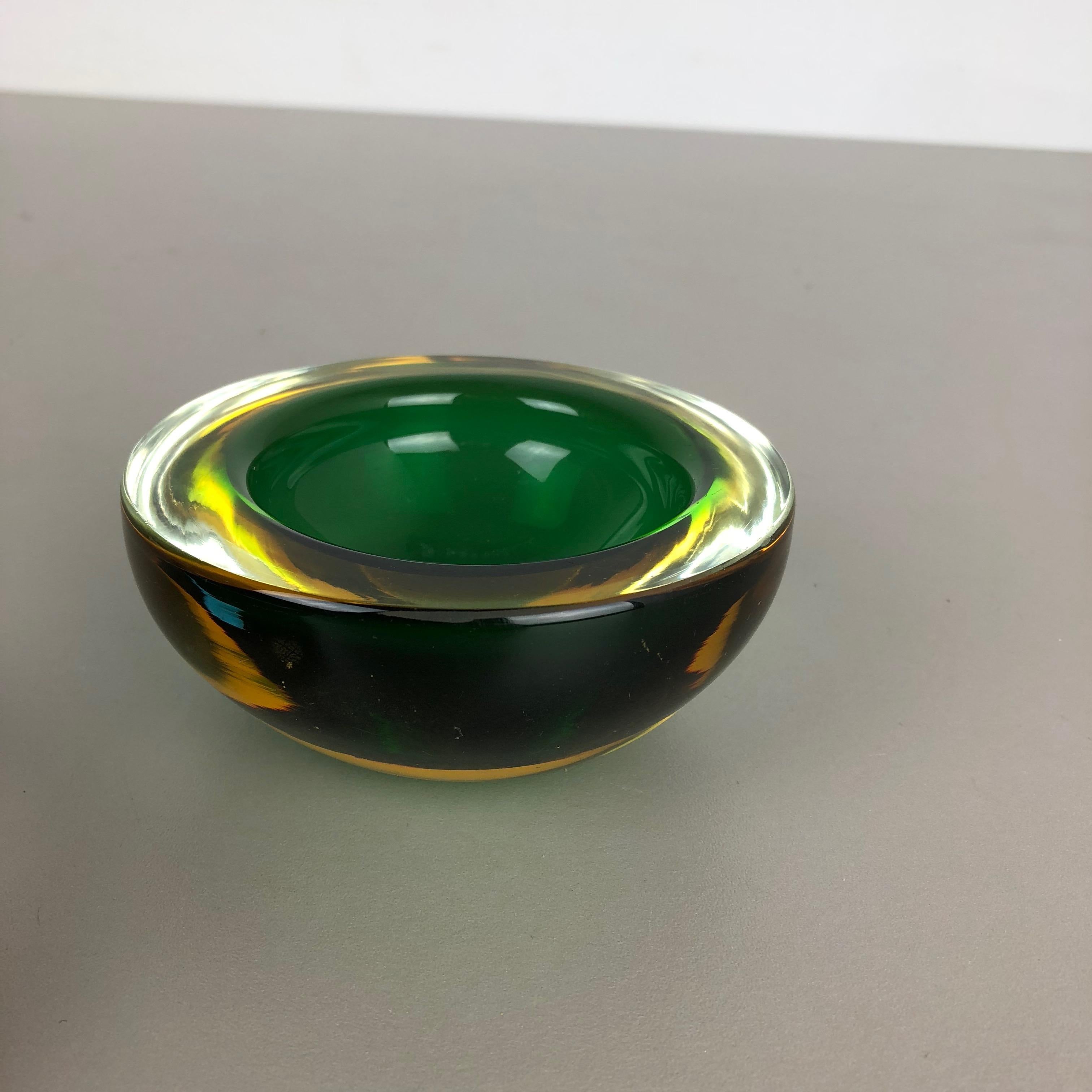 Set of 2 Murano Glass Sommerso Bowl Shells Ashtray Element, Italy, 1970s In Good Condition For Sale In Kirchlengern, DE