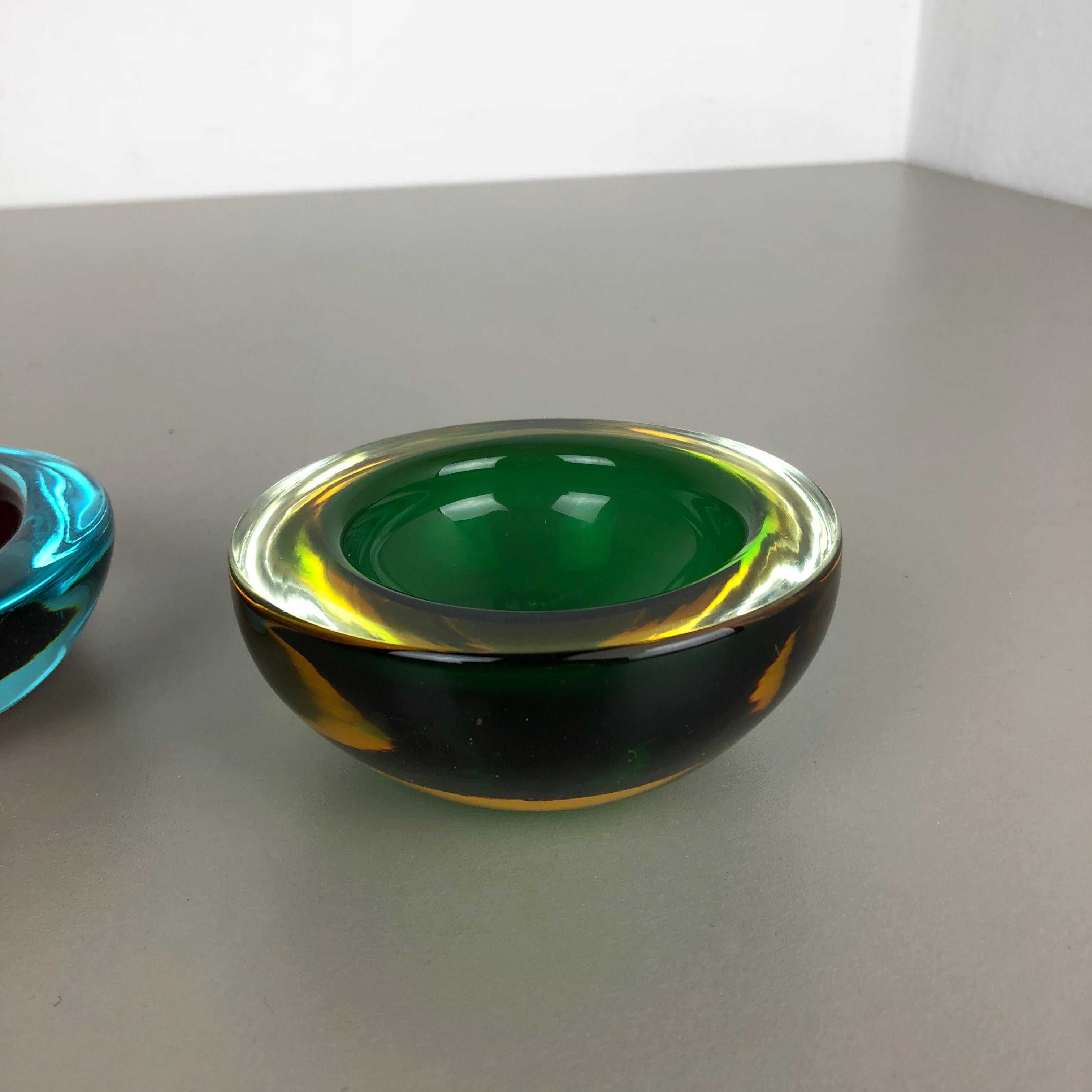 20ième siècle Ensemble de 2 éléments de cendrier en verre de Murano en forme de bol en coquillages Sommerso, Italie, 1970 en vente
