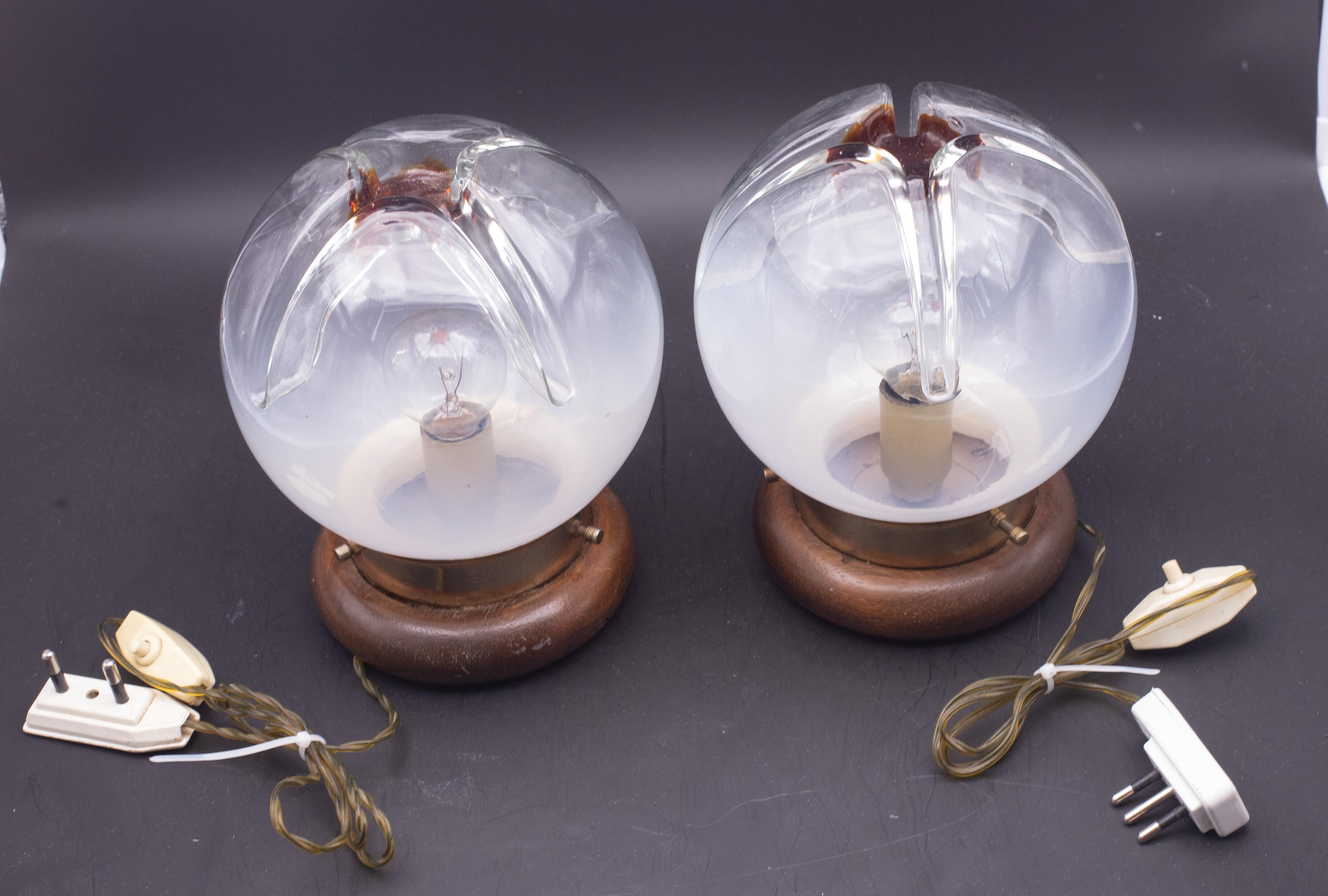 Pair of Murano glass lamps attributed to Mazzega glassworks, 1970.

Very good vintage condition.

Each lamp has a diameter of 18 centimeters and a height of 20.

Possibility of wiring for Usa