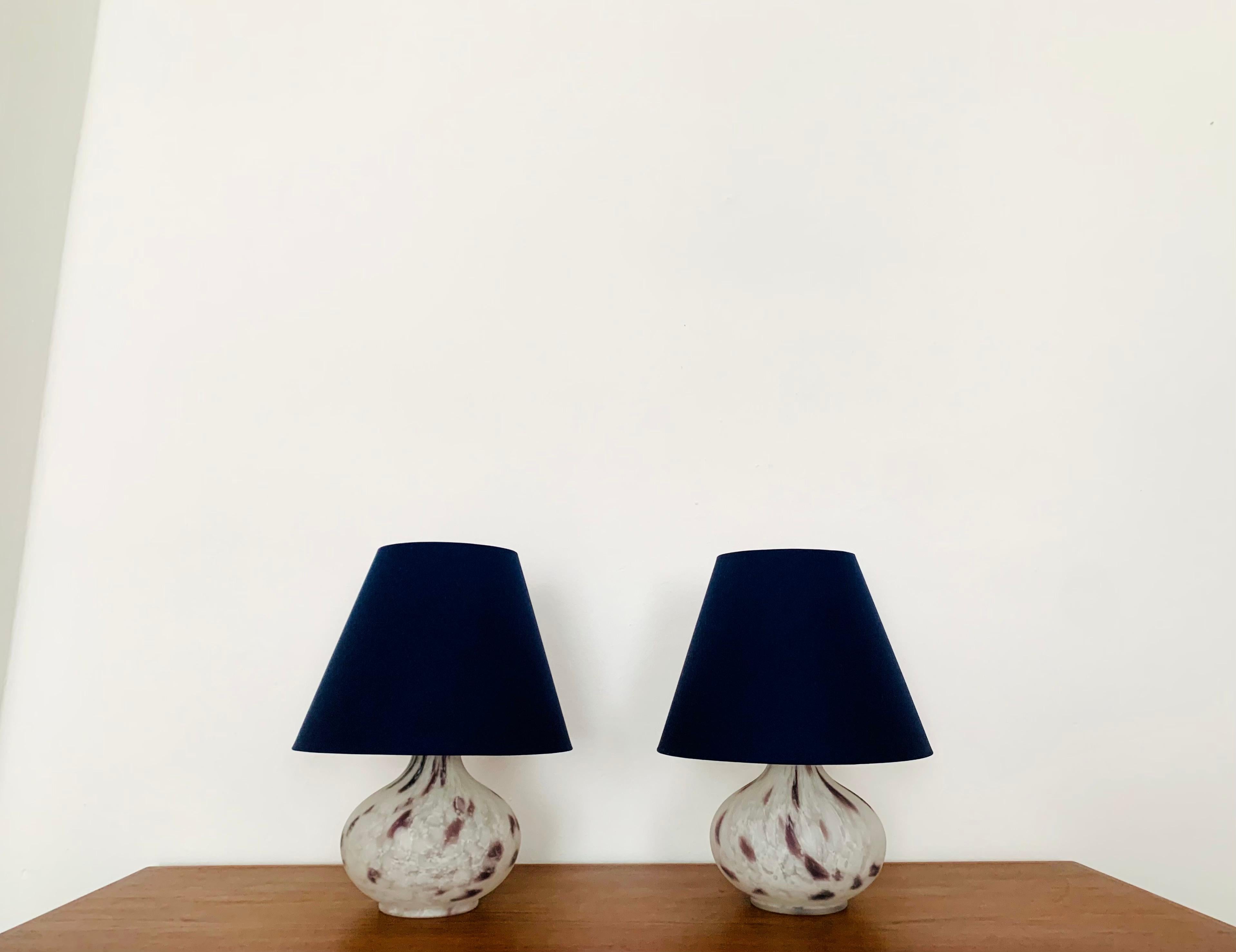 Très belles lampes de table en verre de Murano des années 1960.
Les lampes sont très élégantes et le design est un atout pour chaque pièce.
Une lumière agréable est créée.
Le socle de la lampe est éclairé.

Condit :

Très bon état vintage