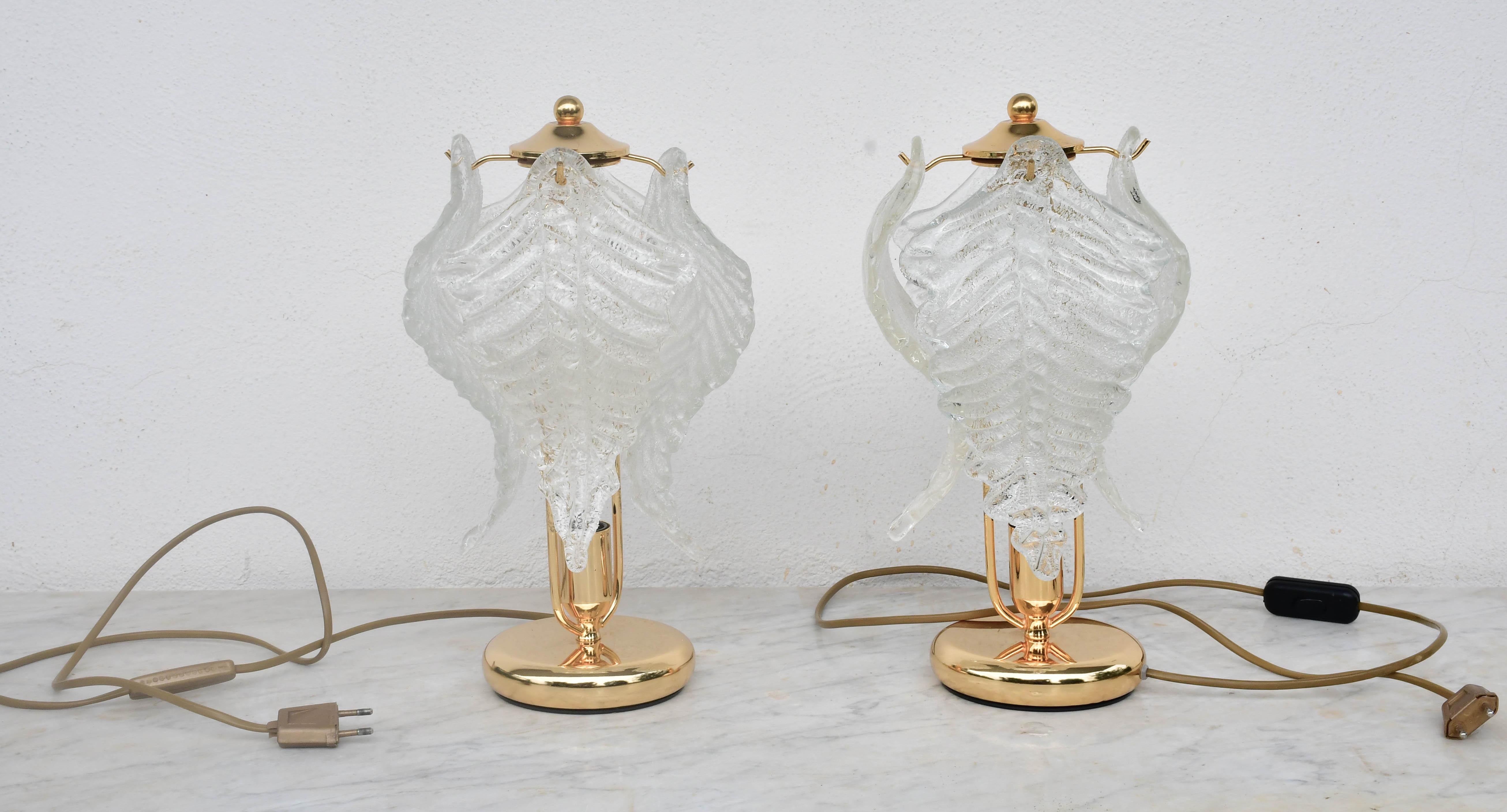 Pair of abatjour table lamps decorated with 4 Murano glass leaves, 4 alternating transparent leaves and 4 white and transparent leaves (see last photo for differences).
Excellent vintage condition.
Each lamp mounts an e14 socket, possibility of