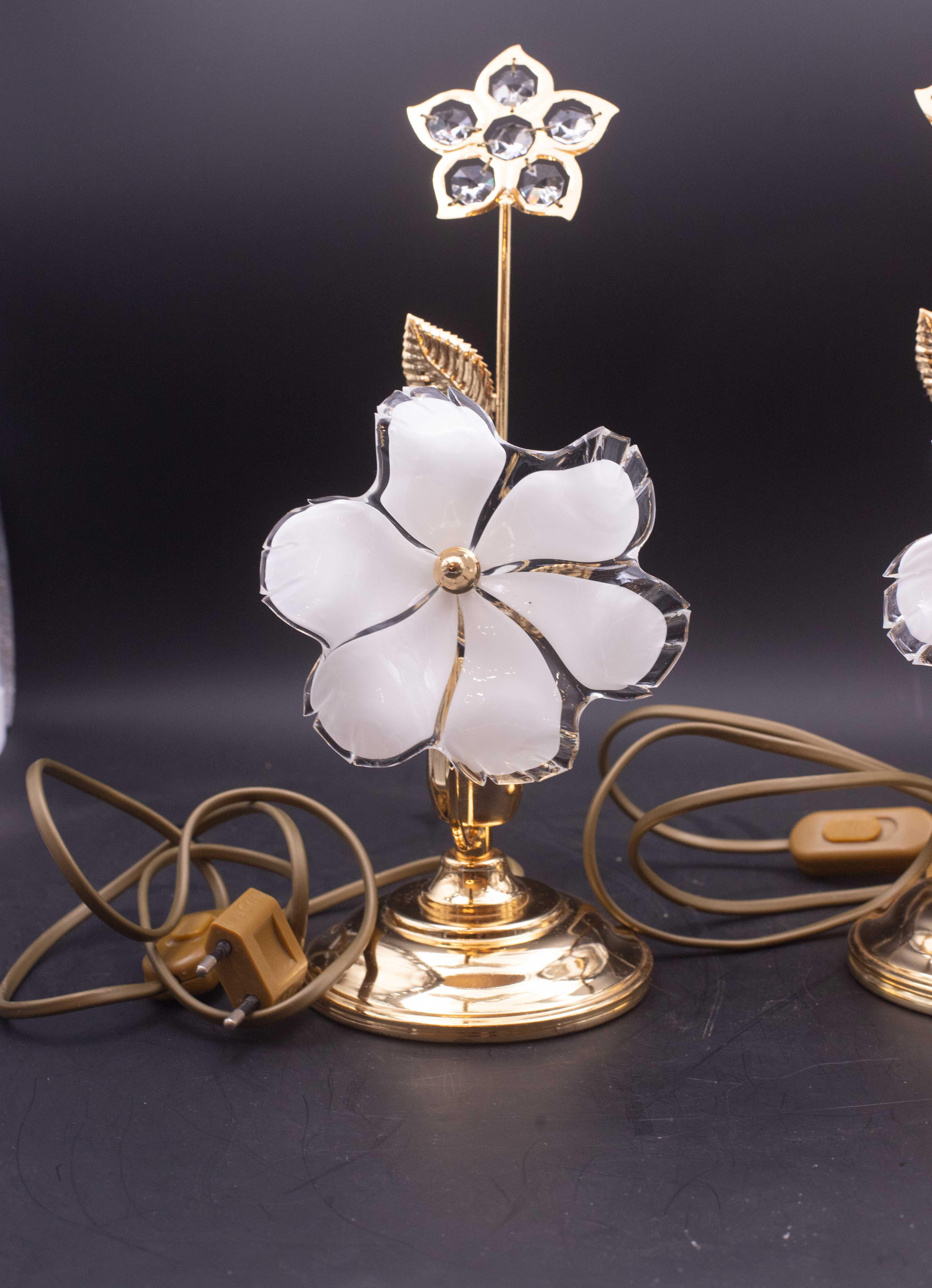 Joli set de 2 lampes de table avec des fleurs blanches en verre de Murano.
Convient pour une ampoule à vis E14, normes européennes, possibilité de remplacement par des normes américaines.
Mesures :
16 cm de largeur
Hauteur 30 cm
Excellent état