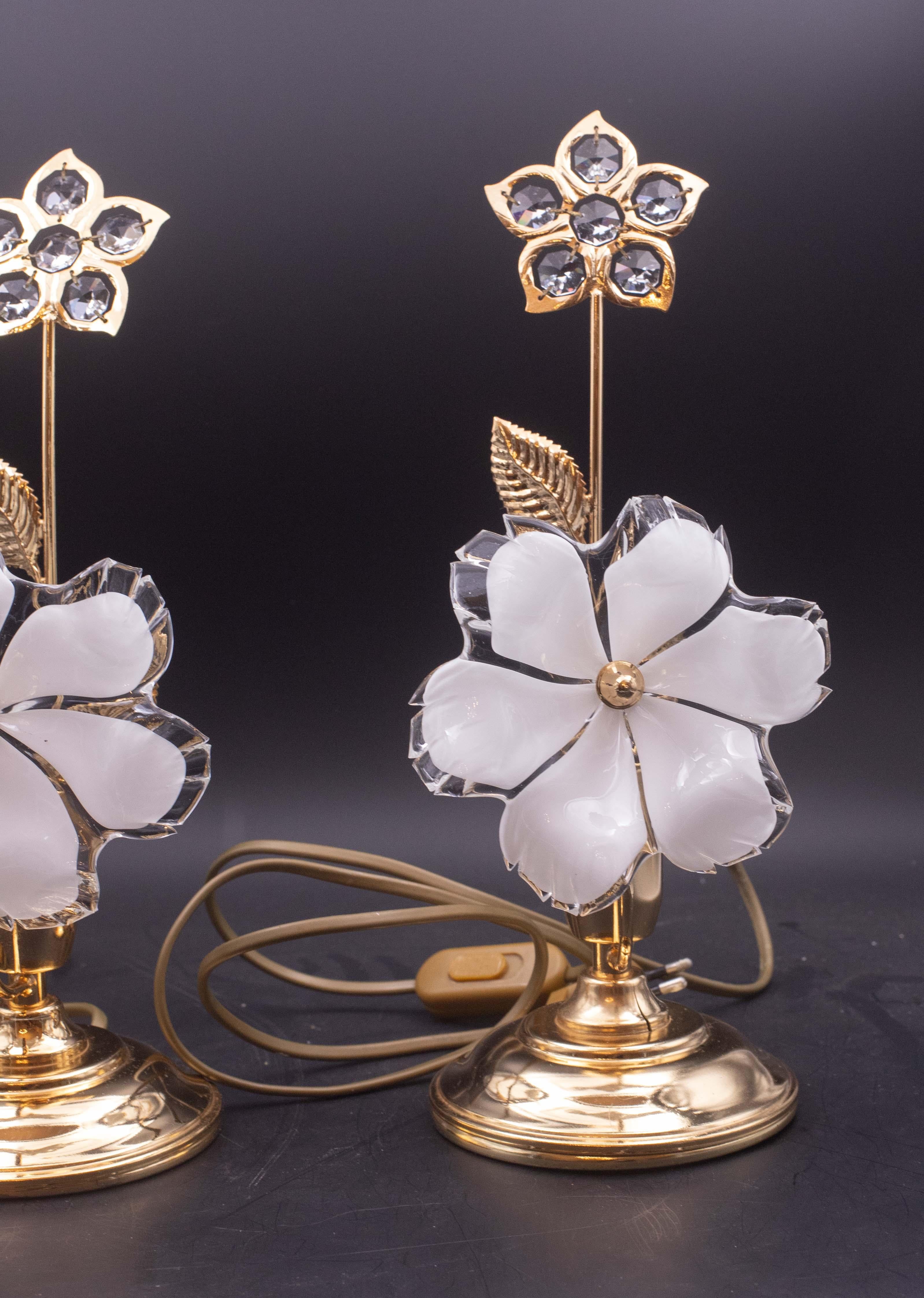 Européen Ensemble de 2 tables en verre de Murano, fleurs blanches claires, 1970 en vente