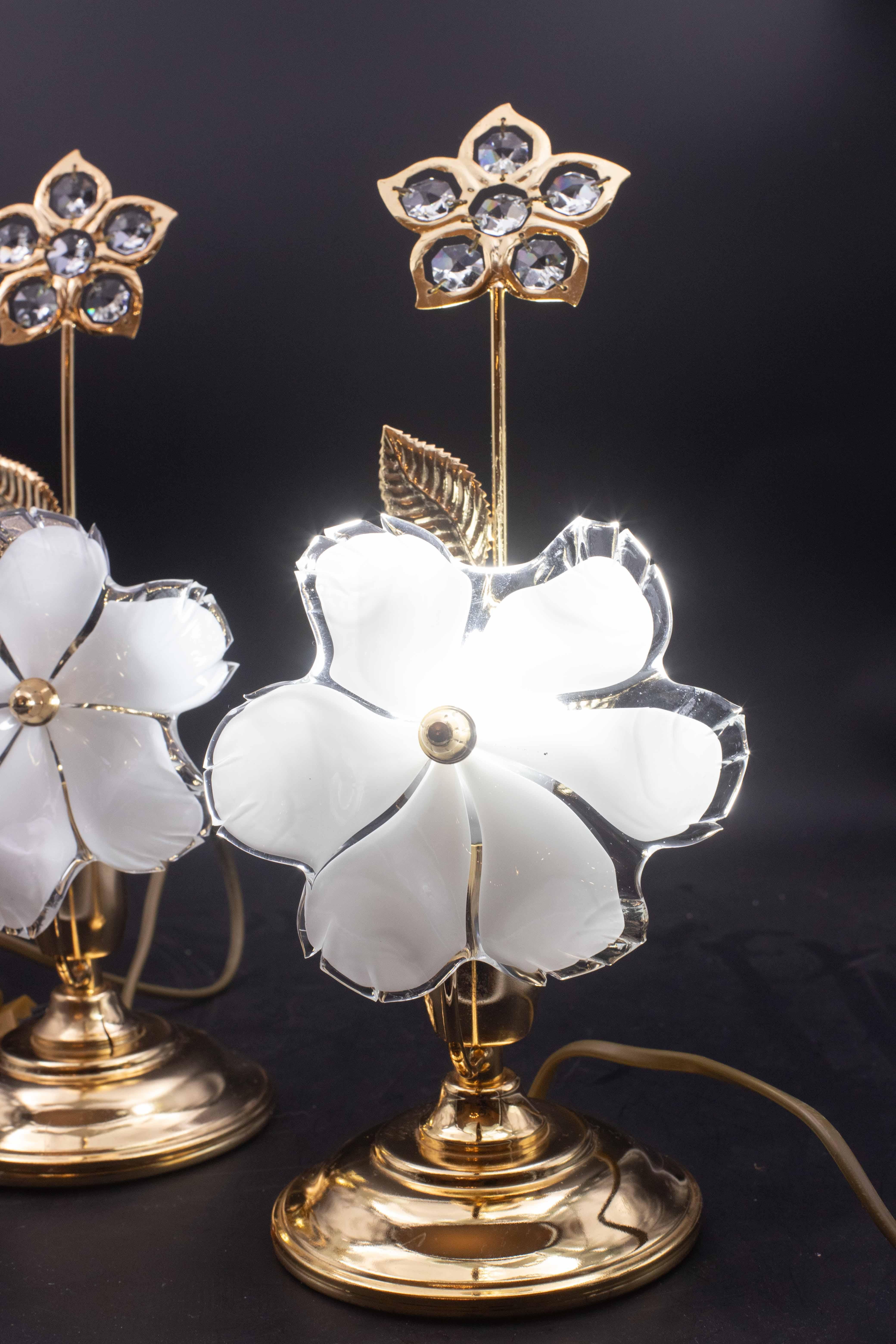 Ensemble de 2 tables en verre de Murano, fleurs blanches claires, 1970 en vente 3
