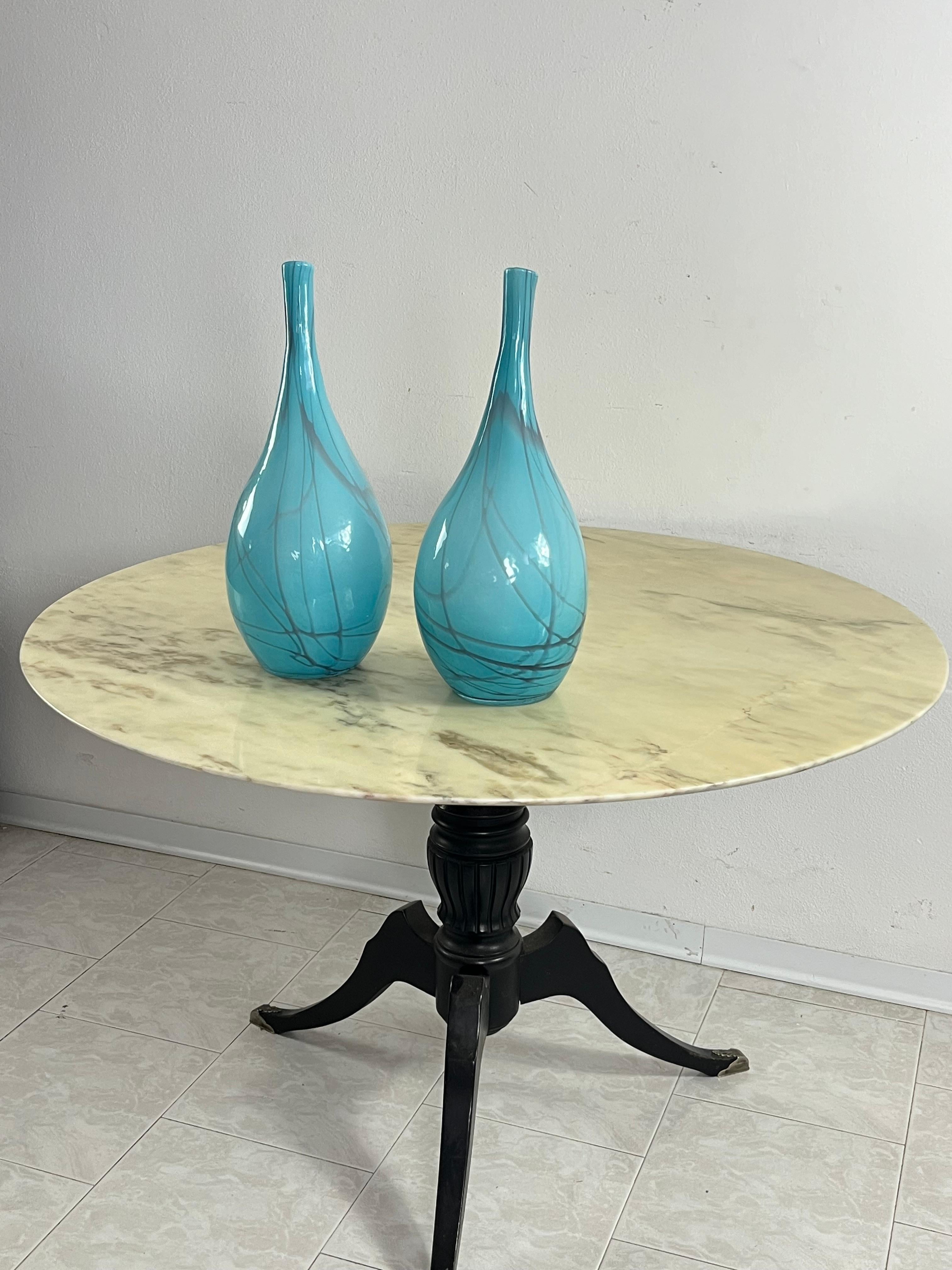 Set di 2 vasi in vetro di Murano, attribuiti a Cenedese, anni '70
Condit e in perfette condizioni, fatto a mano. Essendo lavorati a mano, sono simili, ma non uguali. Oggetti rari ed eleganti.