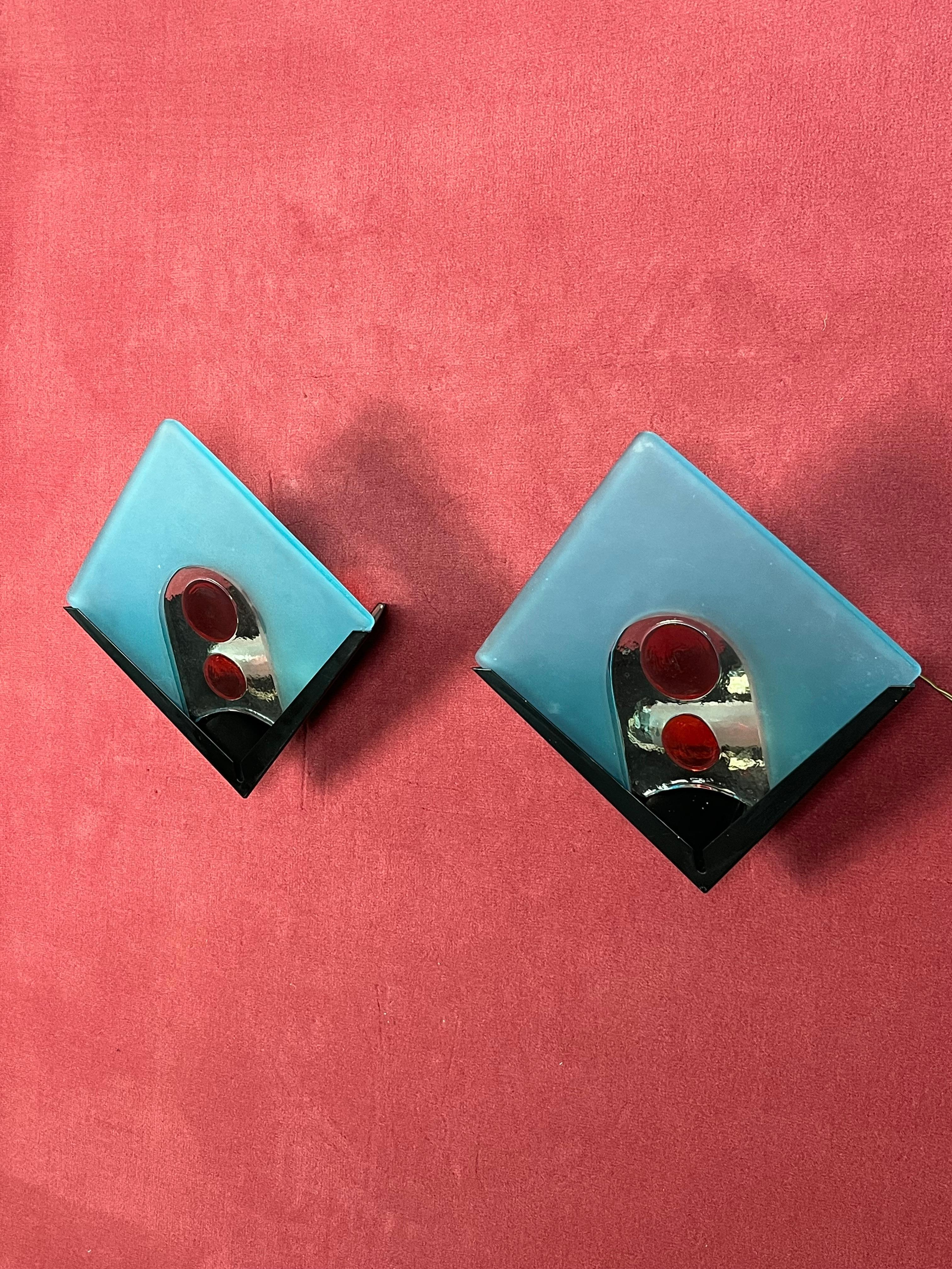 Juego de 2 apliques de cristal de Murano, años 70
Estructura metálica, lámpara halógena.
Vidrio intacto.
Expresiones deliciosas de los años 70.

Garantizamos el envío inmediato con un embalaje adecuado y un servicio de mensajería de confianza.