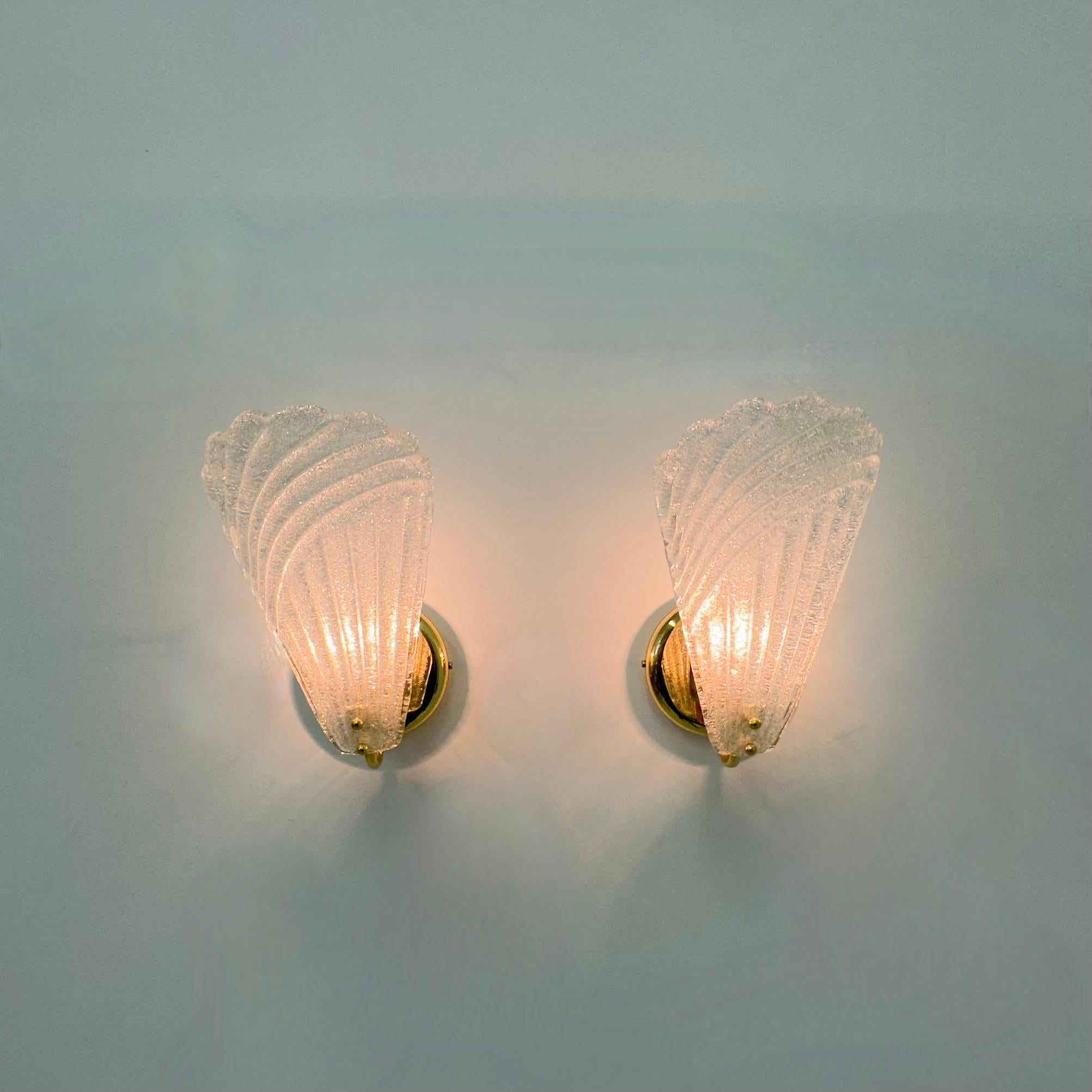 Ensemble de 2 lampes murales en verre de Murano , 1970 Italie

Dimensions : 16cm Largeur, 25cm Profondeur, 25cm Hauteur
Condit : Bon
Période : 1970s
Origine : Italie
MATERIAL : Verre, métal