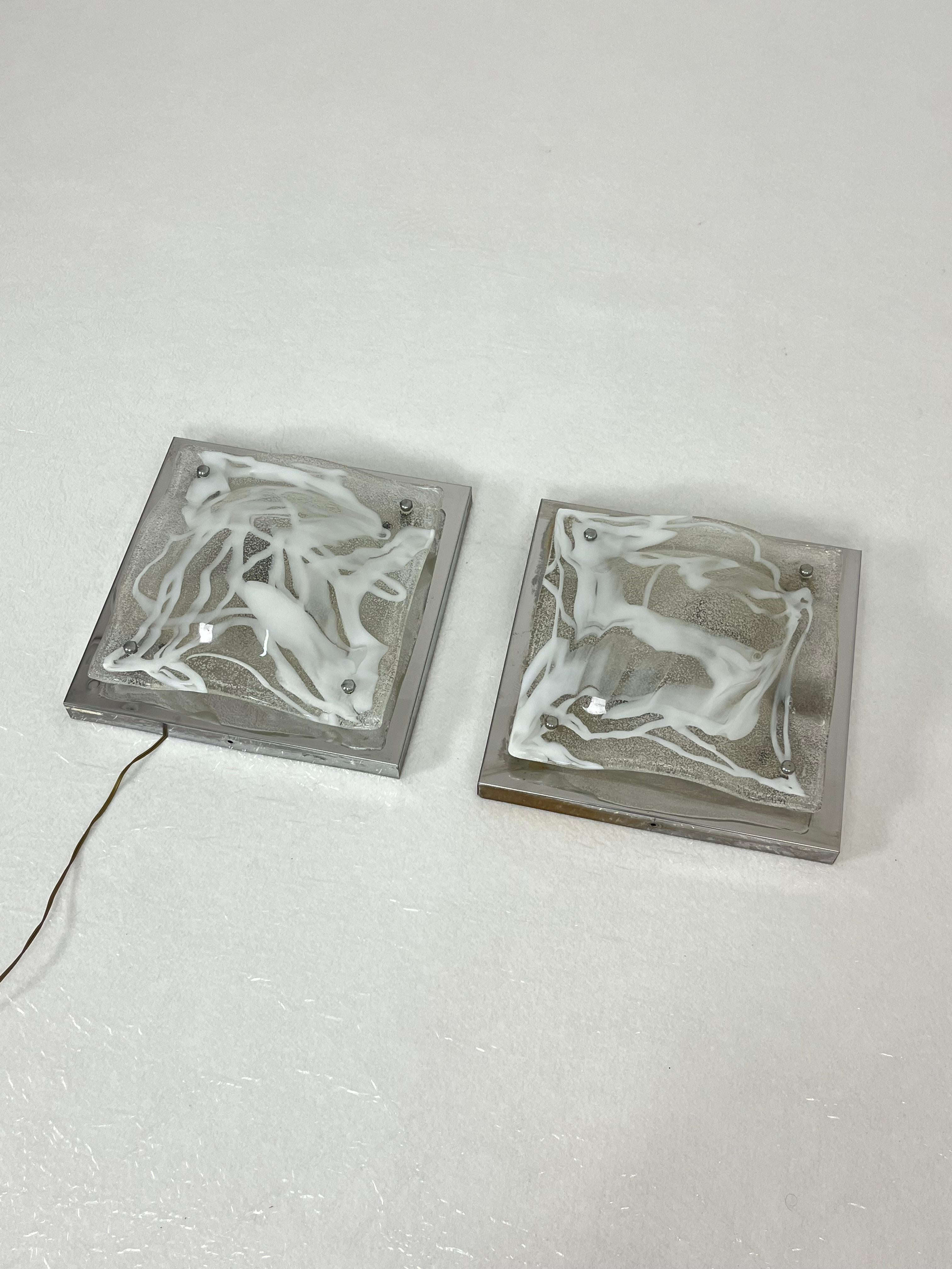 Set di 2 lampade da parete in vetro di Murano attribuite a Toni Zuccheri per Mazzega, anni '60
Condit e in buone condizioni.
Struttura in metallo, lampade e14.