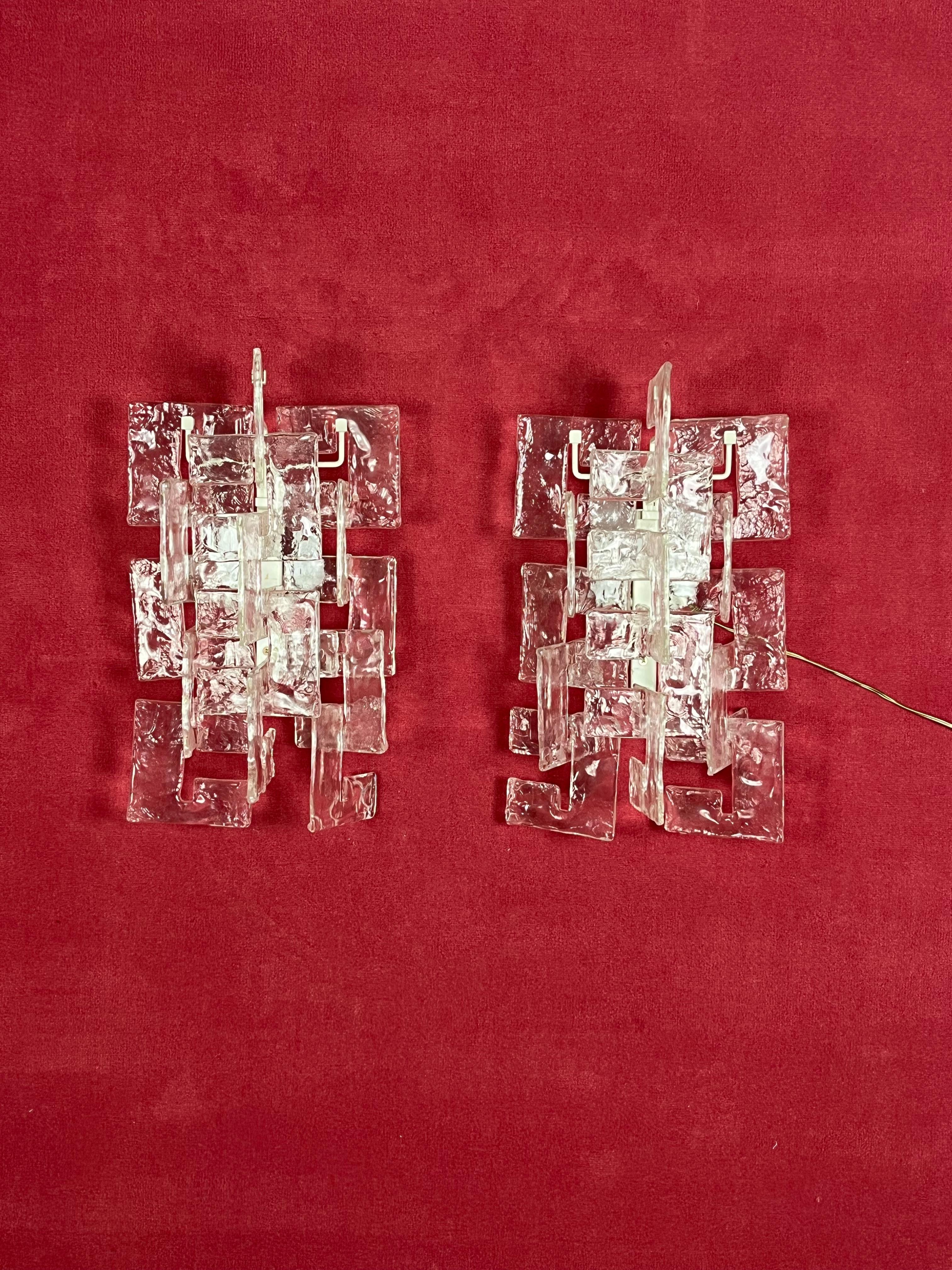 Set di 2 lampade da parete in vetro di Murano di Carlo Nason per Mazzega, anni '60
Gli elementi in vetro sono fissati alla struttura in metallo verniciato, tutti lavorati a mano.
Lampade E14.
Vetro intatto.
Buone condizioni.
Piccoli segni di