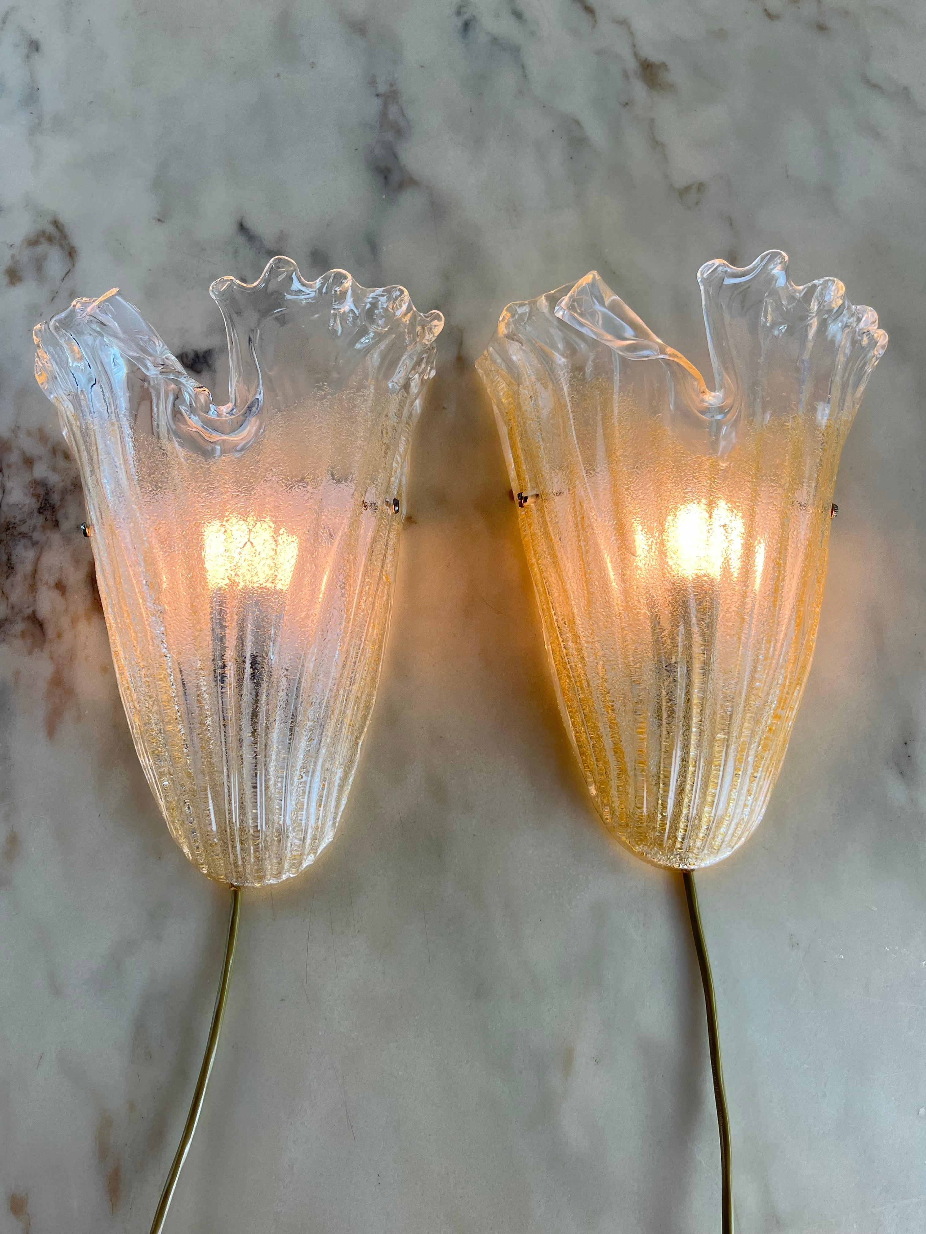 Set of 2 Murano glass wall lamps attributed to Barovier & Toso 1980s
Metal structure, E27 lamps.
Intact and functioning. Good condition, small signs of aging.
Being worked entirely by hand they have a slightly different gilding.
 
We provide