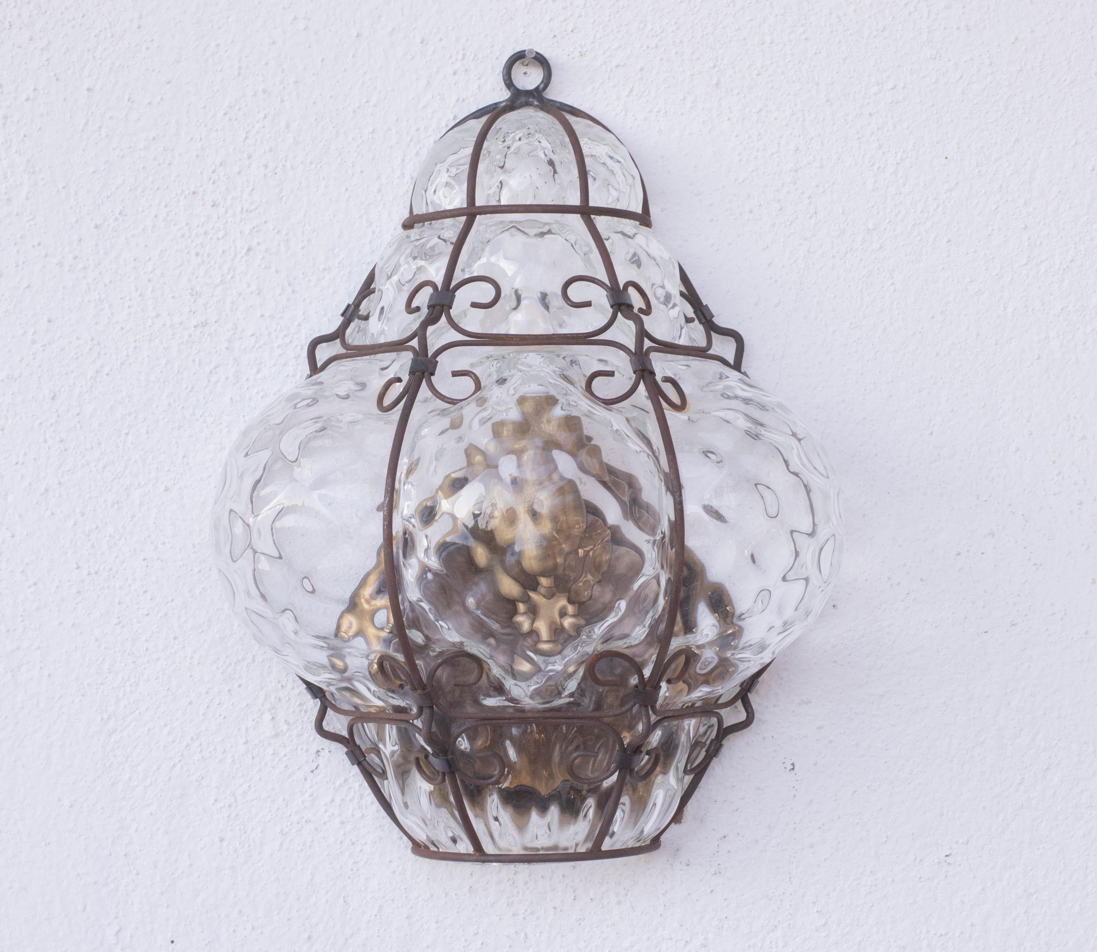 Elegantes Paar Lampen aus Murano-Glas, geblasen im Inneren des halblaternenförmigen Käfigs.

Die sruttura ist neu, das Glas ist original aus den 1970er Jahren.

Das Gestell ist aus bronzefarbenem, emailliertem Stahl, für eine Leuchte, mit der