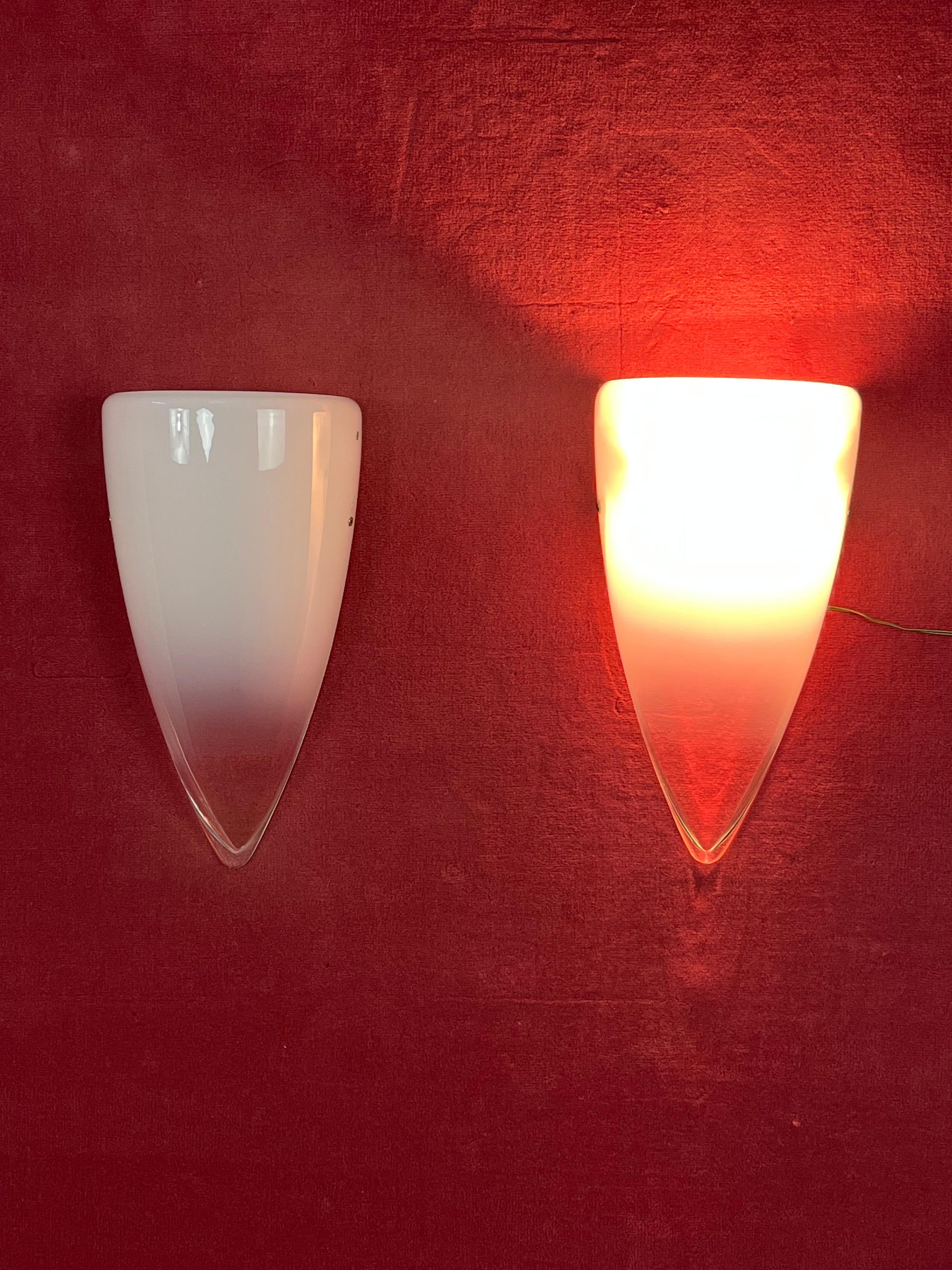 Set di 2 lampade da parete trasparenti e in vetro di Murano, anni '80
Bellissimi e unici, sono intatti e in buone condizioni.
Luce alogena.
 Struttura in metallo.

Garantiamo una spedizione veloce con un imballaggio adeguato e un corriere di fiducia.