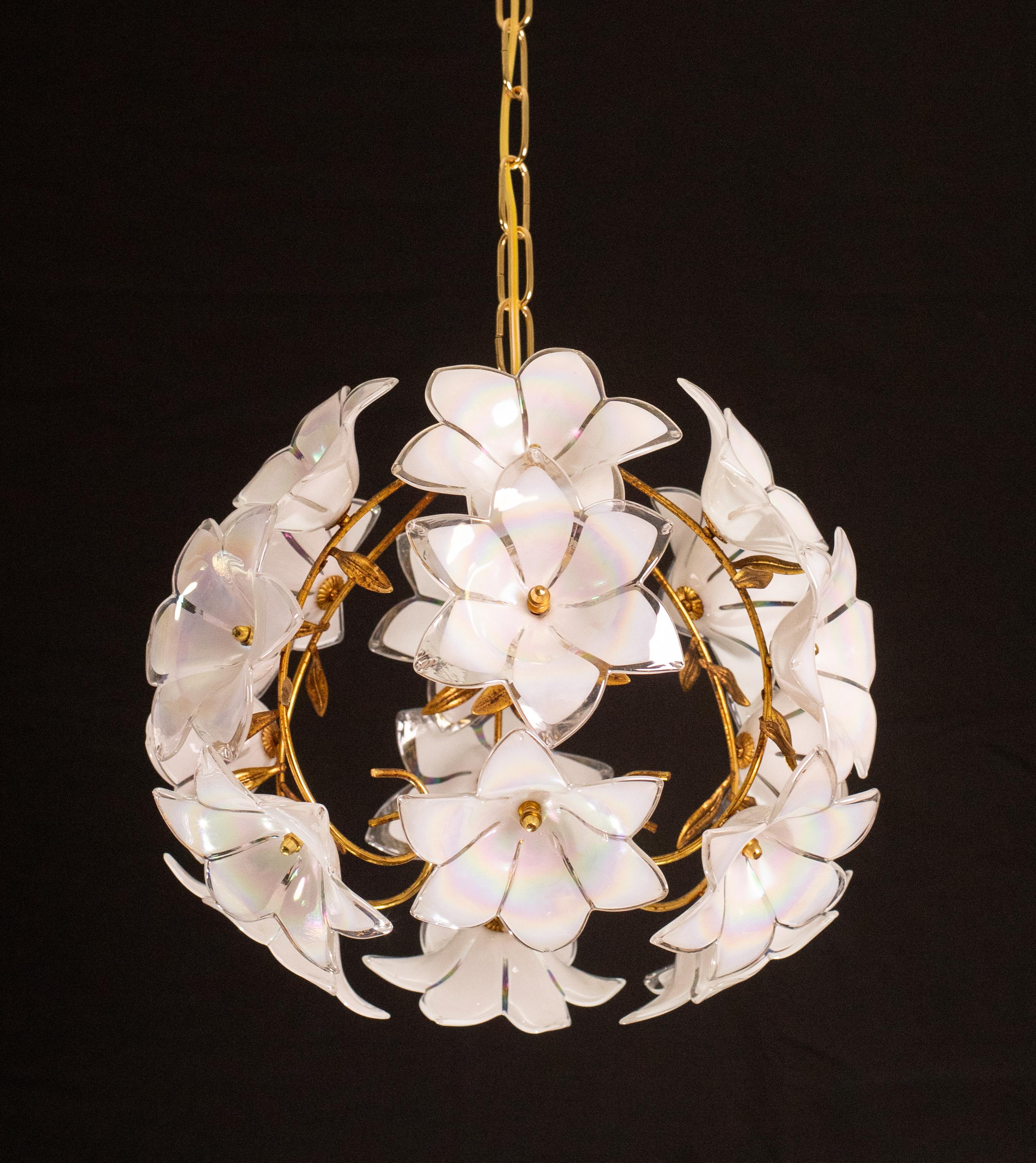 Ein Paar Vintage-Kronleuchter aus Murano-Glas mit weißen Blumen.
Die Strukturen sind etwas abgenutzt, aber mit den montierten Blumen ist das nicht allzu sichtbar.
Der Kronleuchter hat 1 Lichtpunkte mit E14-Fassung, Möglichkeit der Verkabelung für