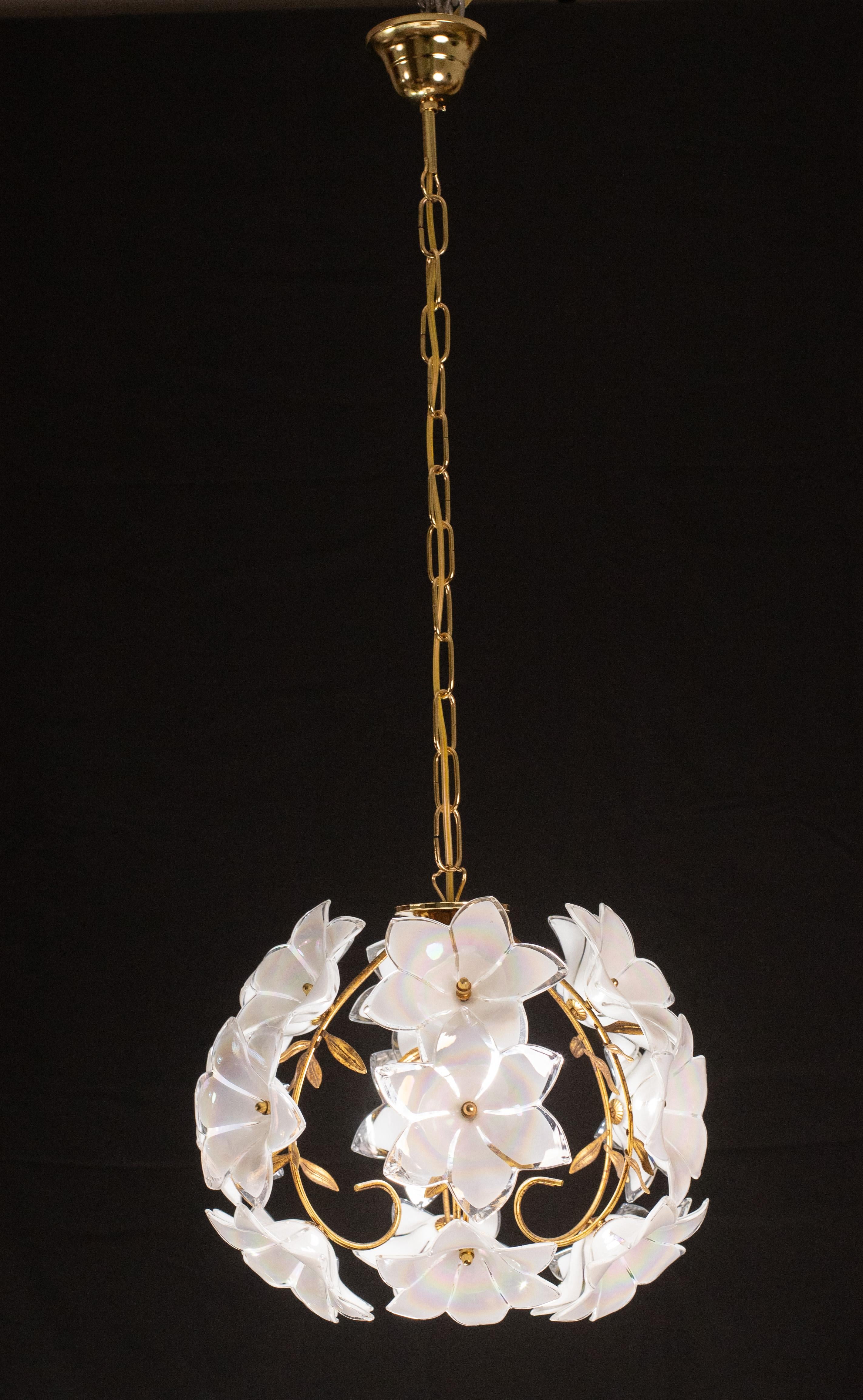 Set von 2 kugelförmigen Murano-Kronleuchtern mit weißen Blumen, 1980er Jahre (Ende des 20. Jahrhunderts) im Angebot