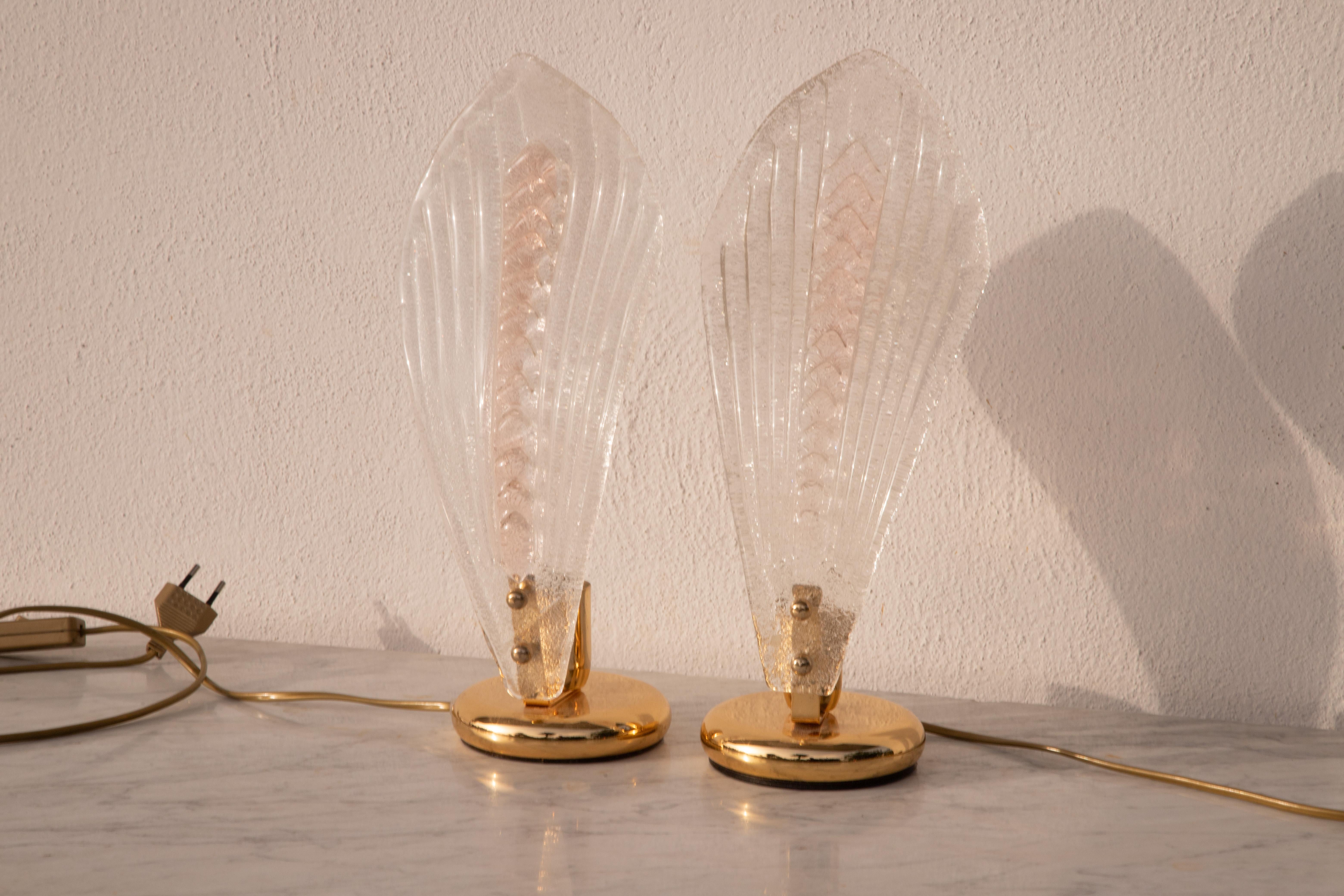 Pair of abatjour table lamps decorated with pink and trasparent Murano glass.
Excellent vintage condition.
Each lamp mounts an e14 socket, possibility of wiring for Usa.
Height 40 centimeters, diameter 15 centimeters.