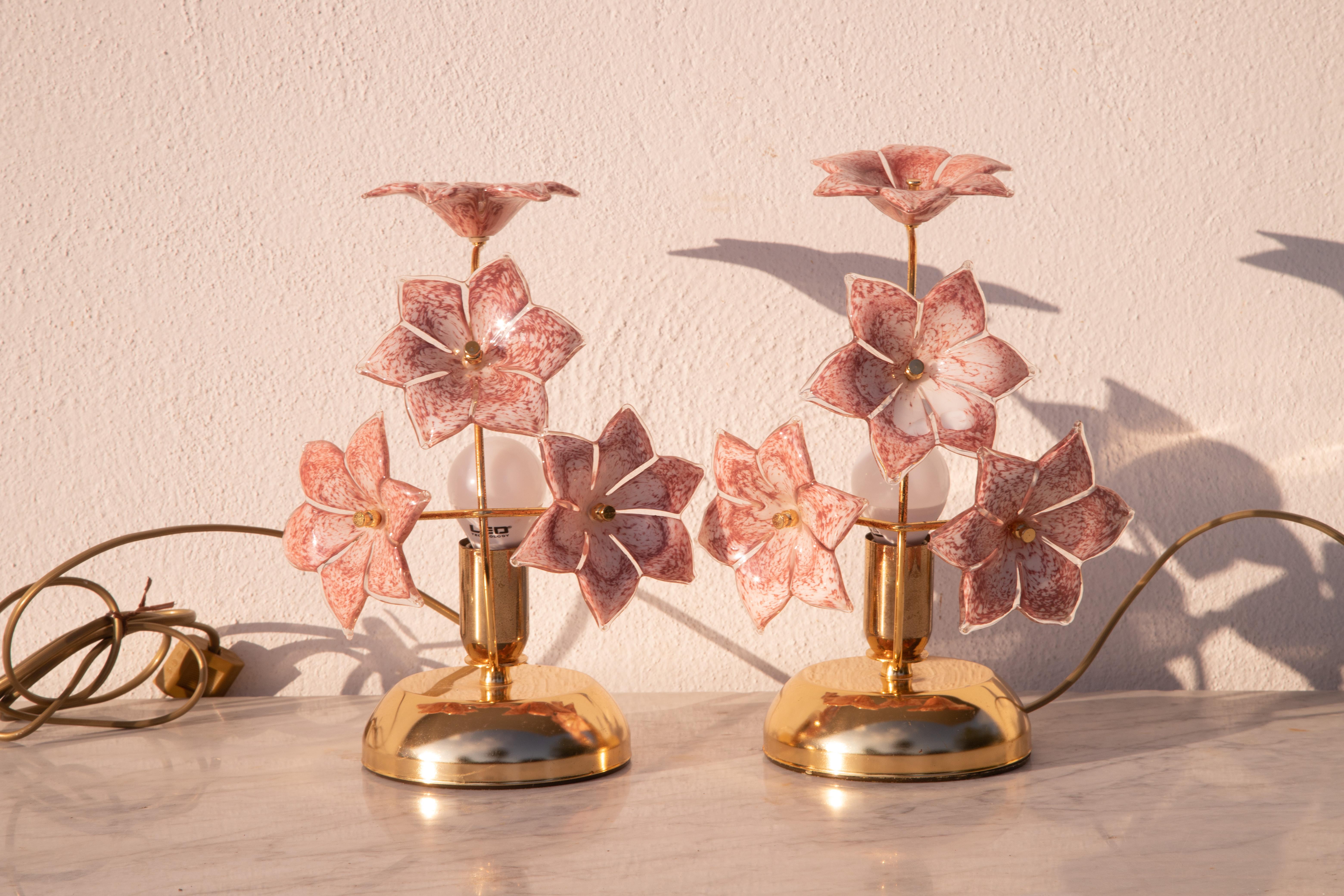 Pair of abatjour table lamps decorated with pink flowers in Murano glass.
Excellent vintage condition.
Each lamp mounts an e14 socket, possibility of wiring for Usa.
Height 30 centimeters, diameter 20 centimeters.