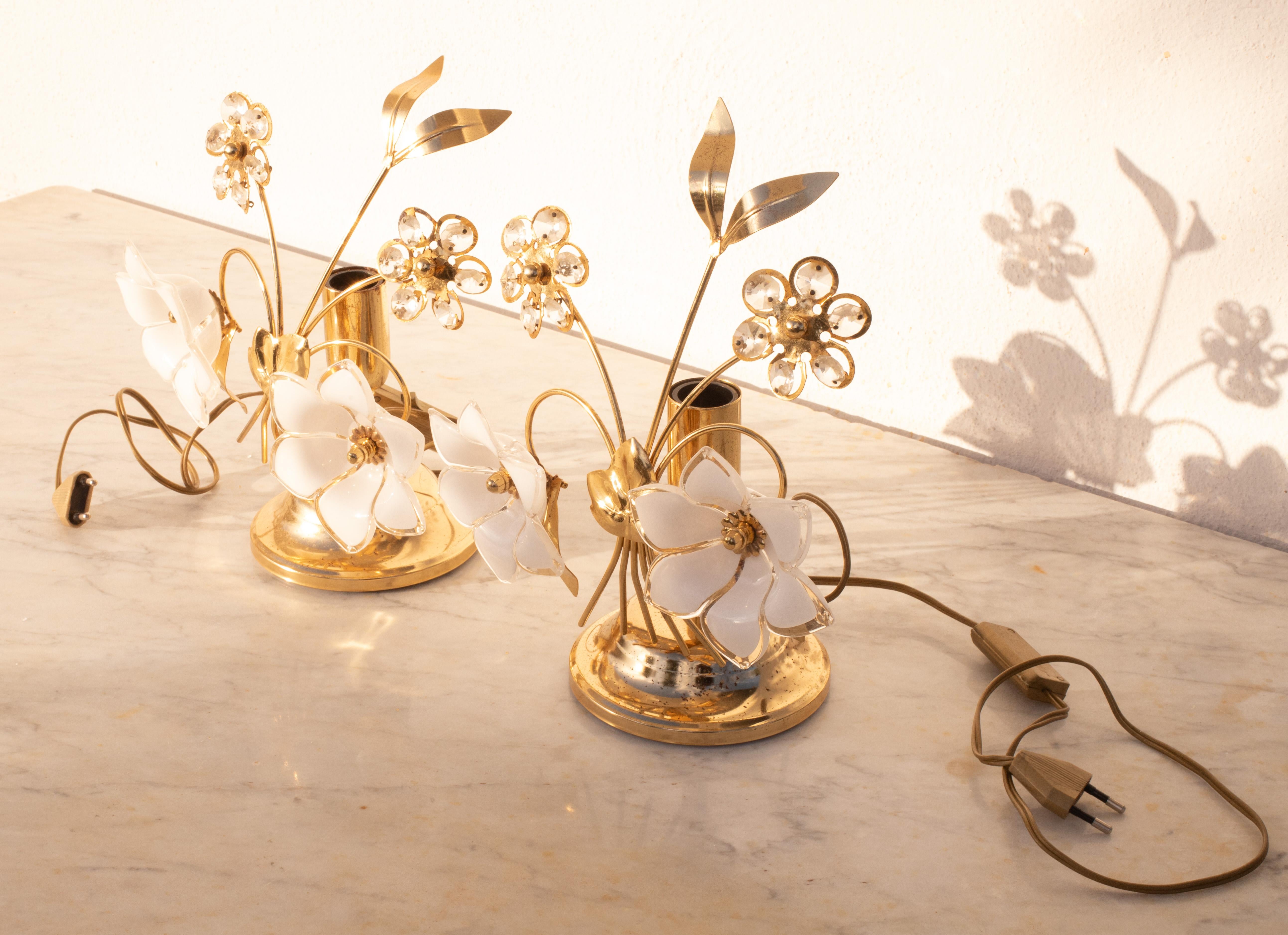 Joli set de 2 lampes de table avec des fleurs blanches en verre de Murano.
Convient pour une ampoule à vis E14, normes européennes, possibilité de remplacement par des normes américaines.
Mesures :
22 cm de largeur
Hauteur 29 cm
Sur la structure