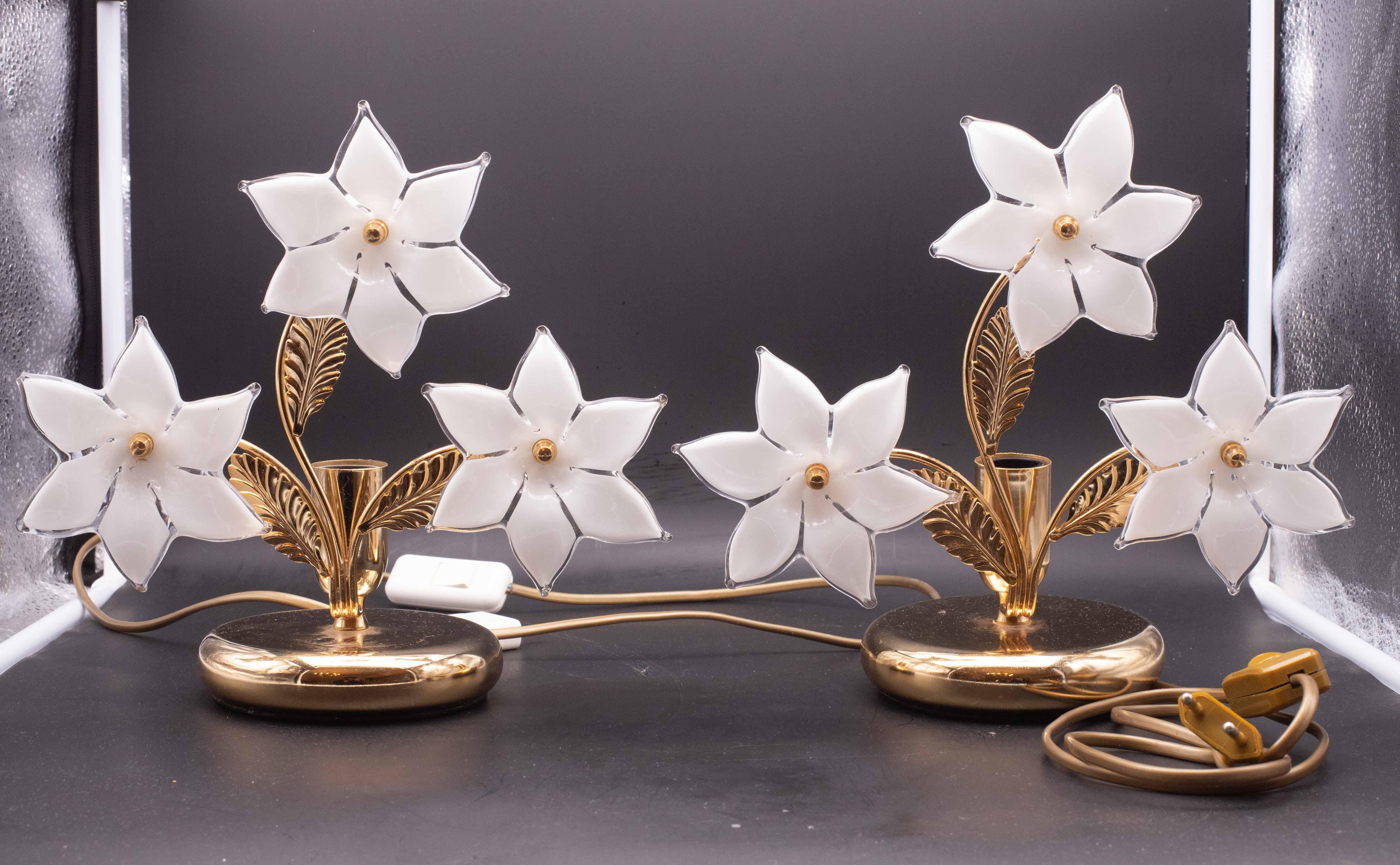 Joli set de 2 lampes de table avec des fleurs blanches en verre de Murano.
Convient pour une ampoule à vis E14, normes européennes, possibilité de remplacement par des normes américaines.
Mesures :
28 cm de largeur
Hauteur 25 cm
Bon état vintage