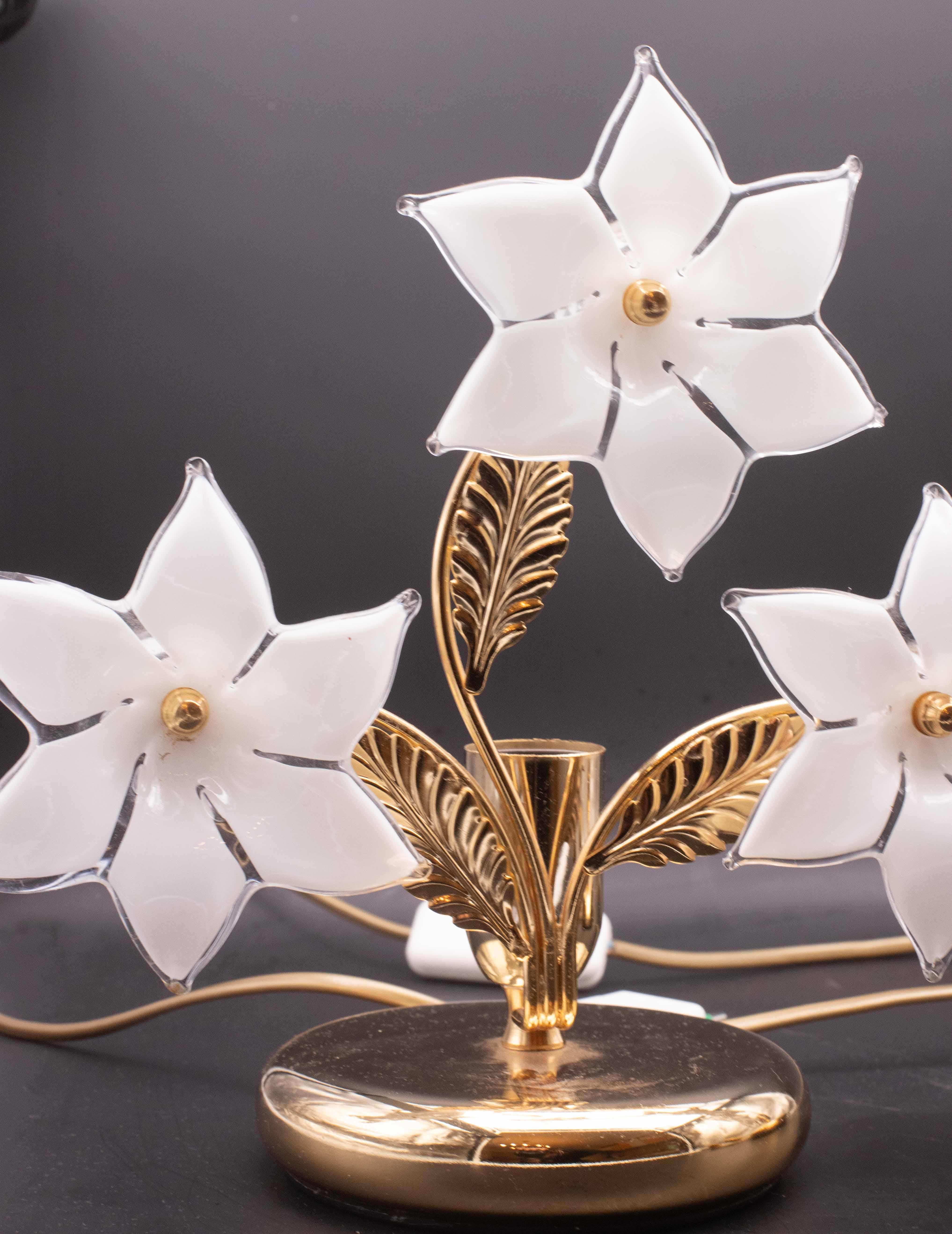 Européen Ensemble de 2 fleurs blanches claires de Murano, années 1970 en vente