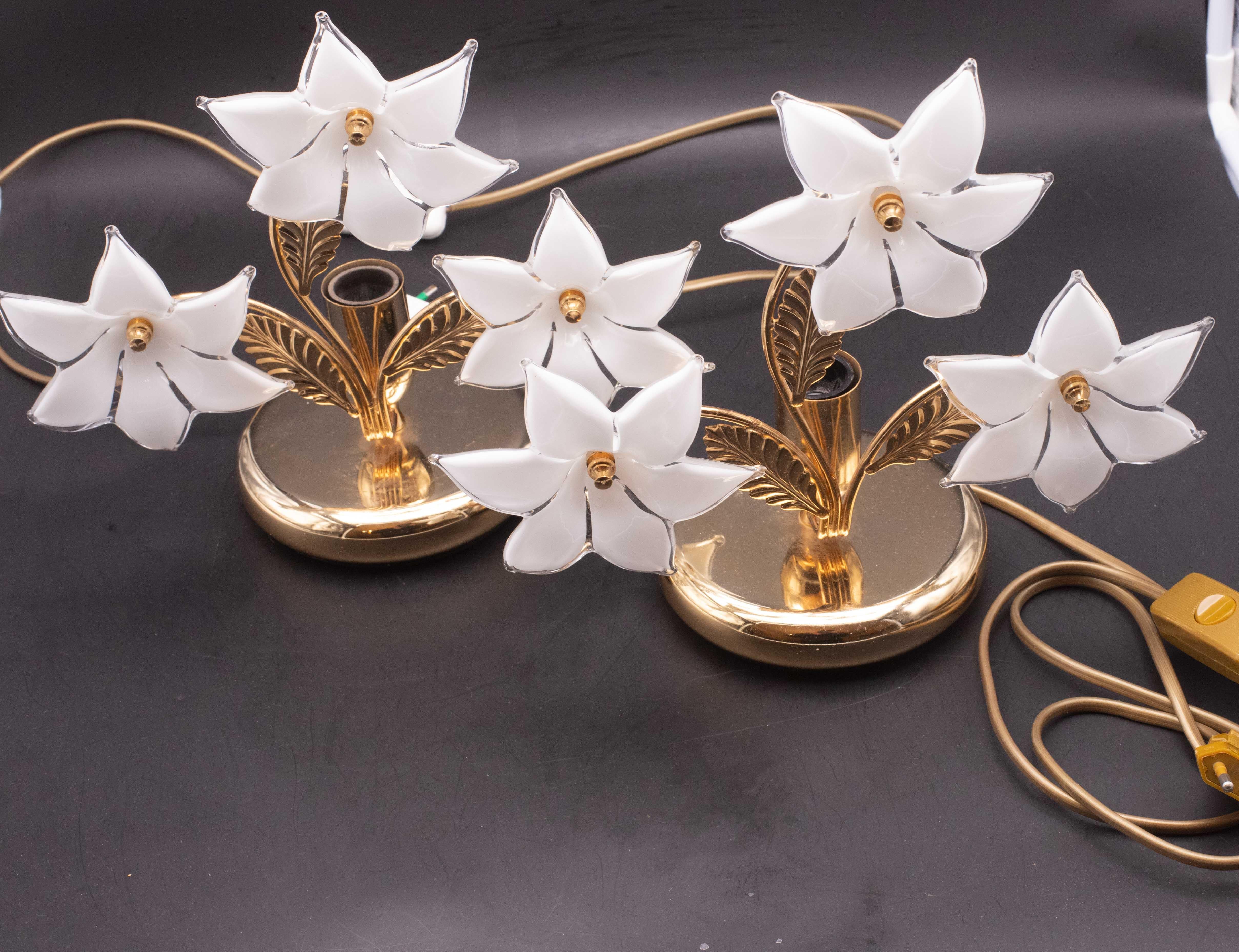 Fin du 20e siècle Ensemble de 2 fleurs blanches claires de Murano, années 1970 en vente