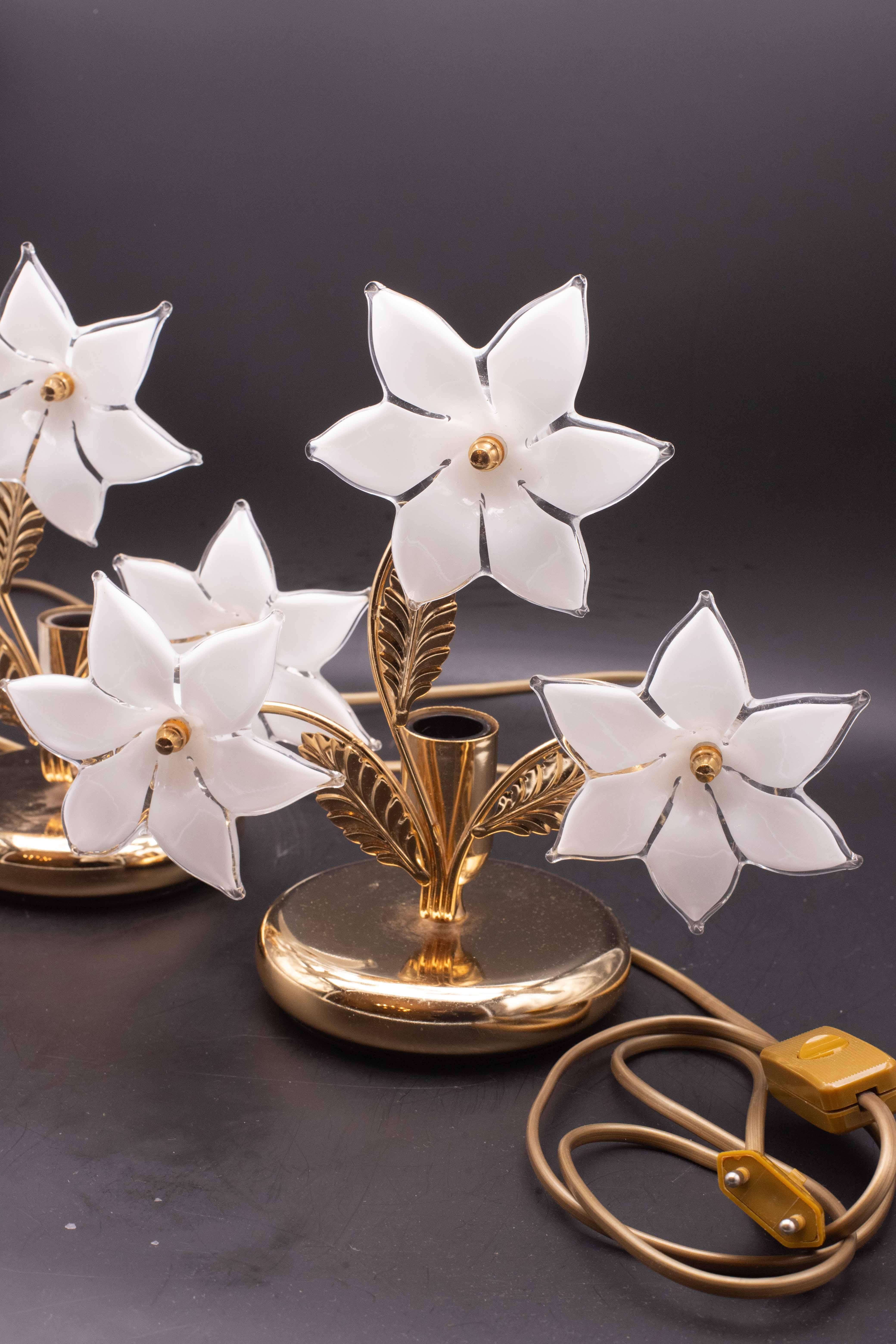 Verre de Murano Ensemble de 2 fleurs blanches claires de Murano, années 1970 en vente