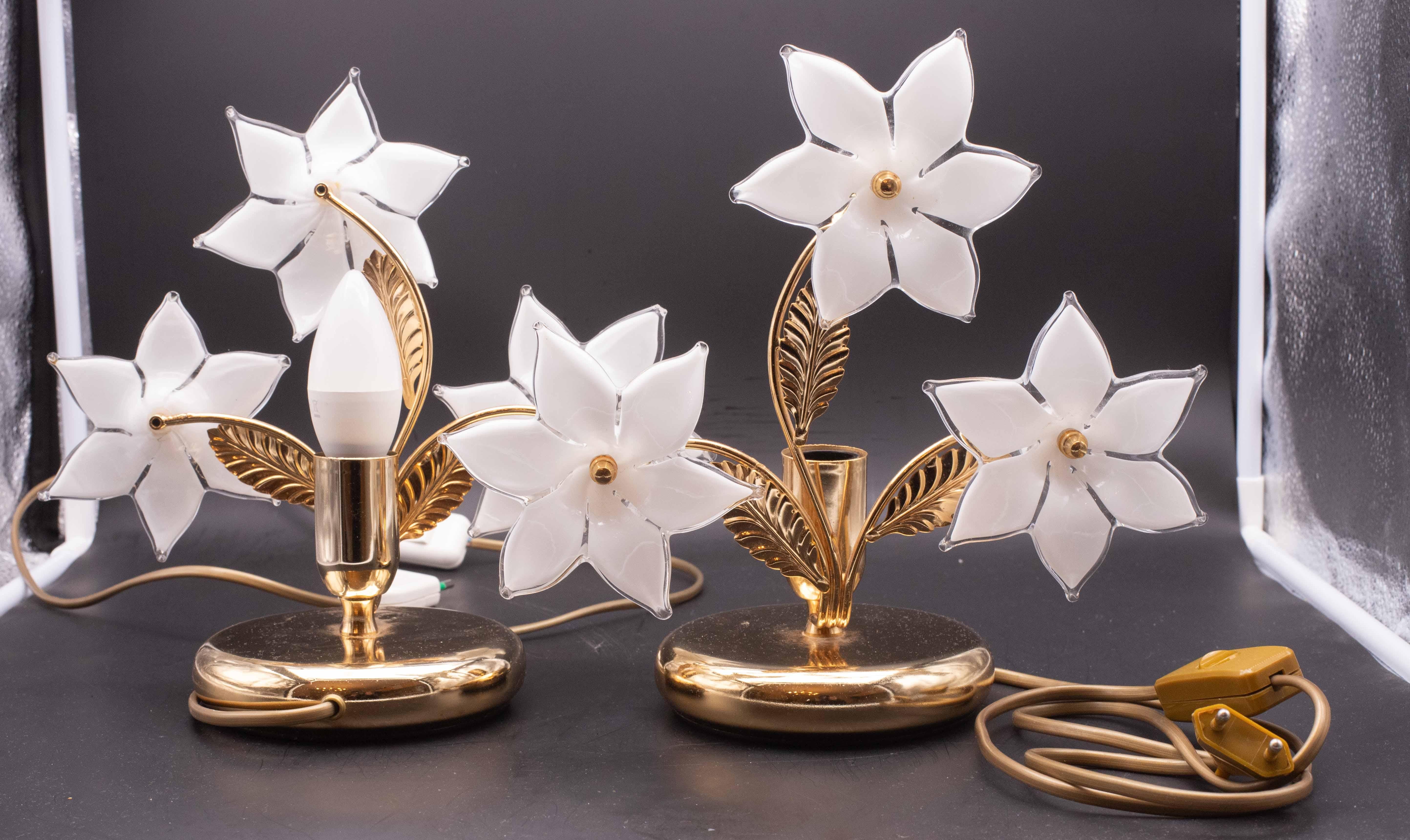 Ensemble de 2 fleurs blanches claires de Murano, années 1970 en vente 1