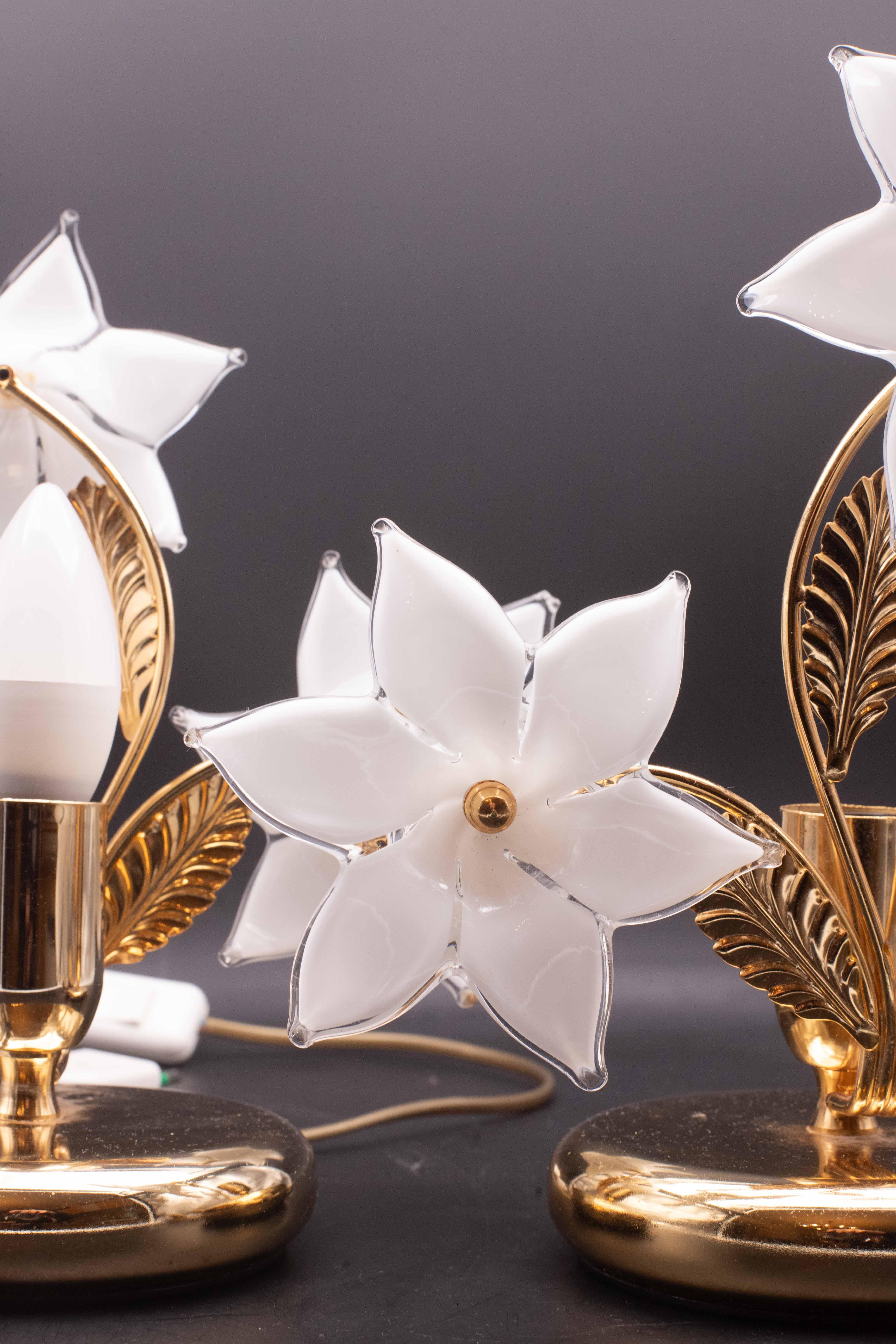 Ensemble de 2 fleurs blanches claires de Murano, années 1970 en vente 2