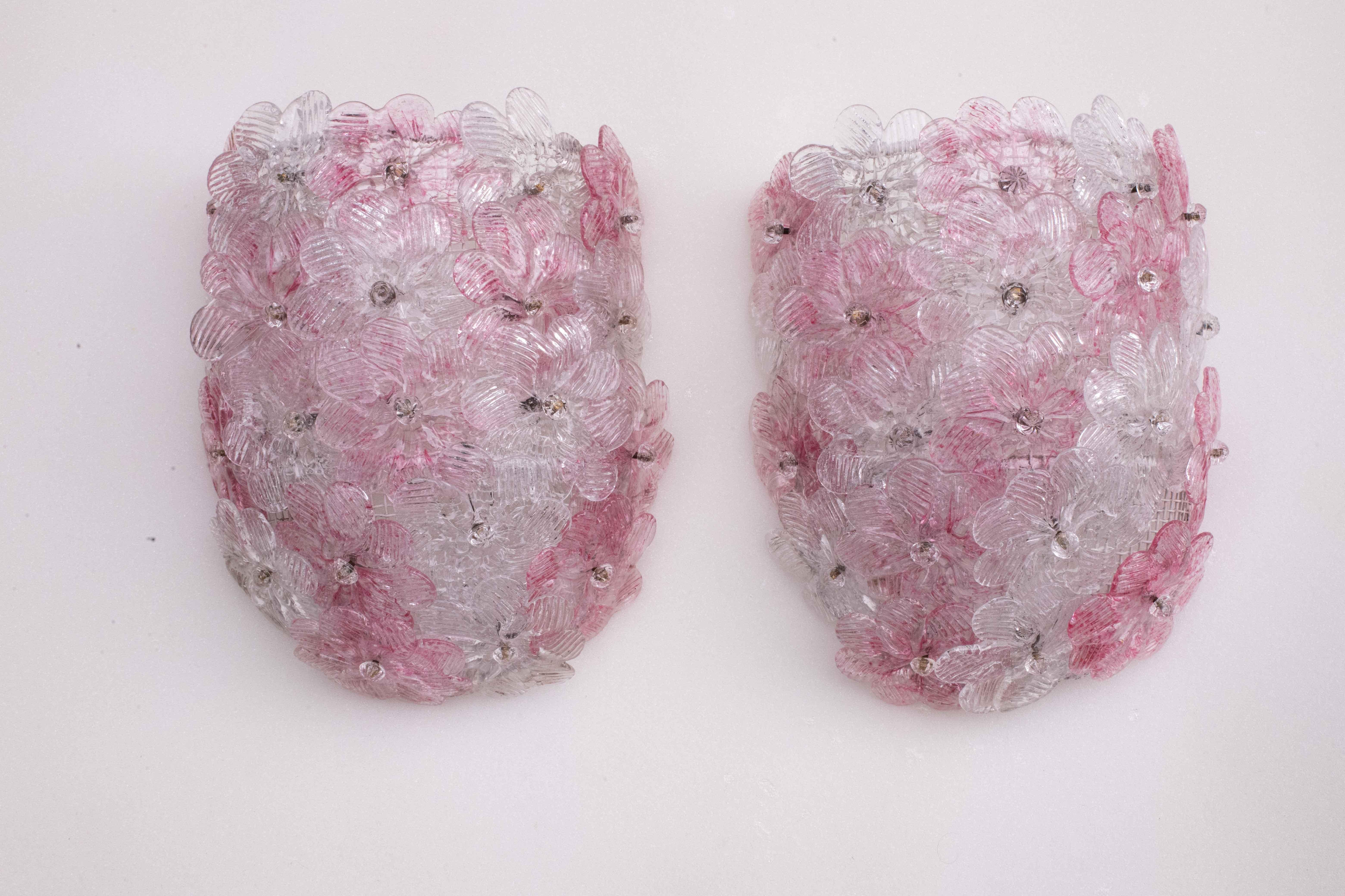 Bonito par de apliques con flores de cristal de Murano, fabricados por Seguso para Venini, Italia, años 1970.
Cesta de techo de metal pintado de blanco con flores superpuestas de cristal de Murano soplado a mano de color rosa y transparente sujetas