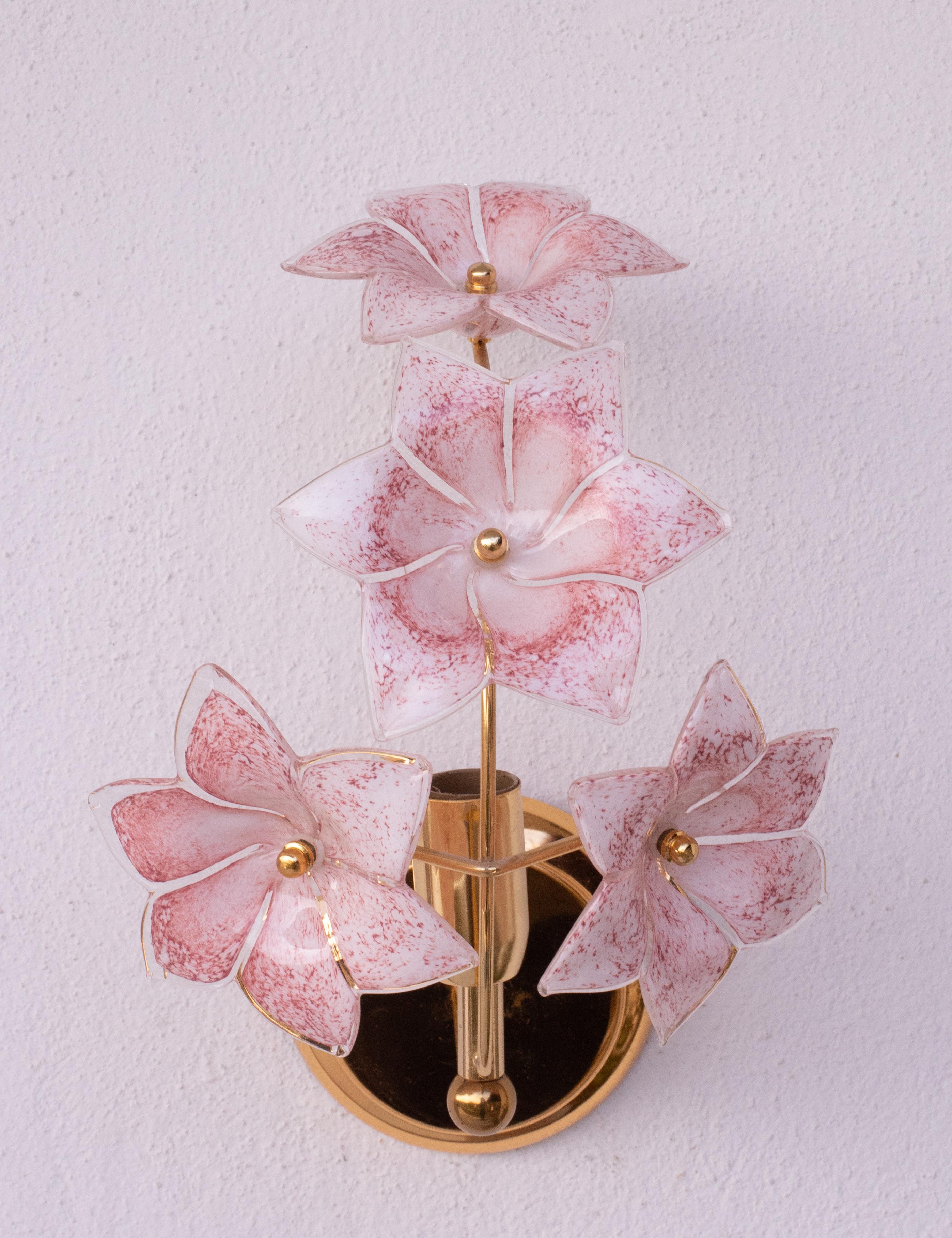 Pretty pair of wall light with Murano glass pink flowers.
Accommodates one E14 screw-in bulbs, European standards, possible replace for Us standard.
Measurements:
23 cm width
Height 28 cm
20 cm depth