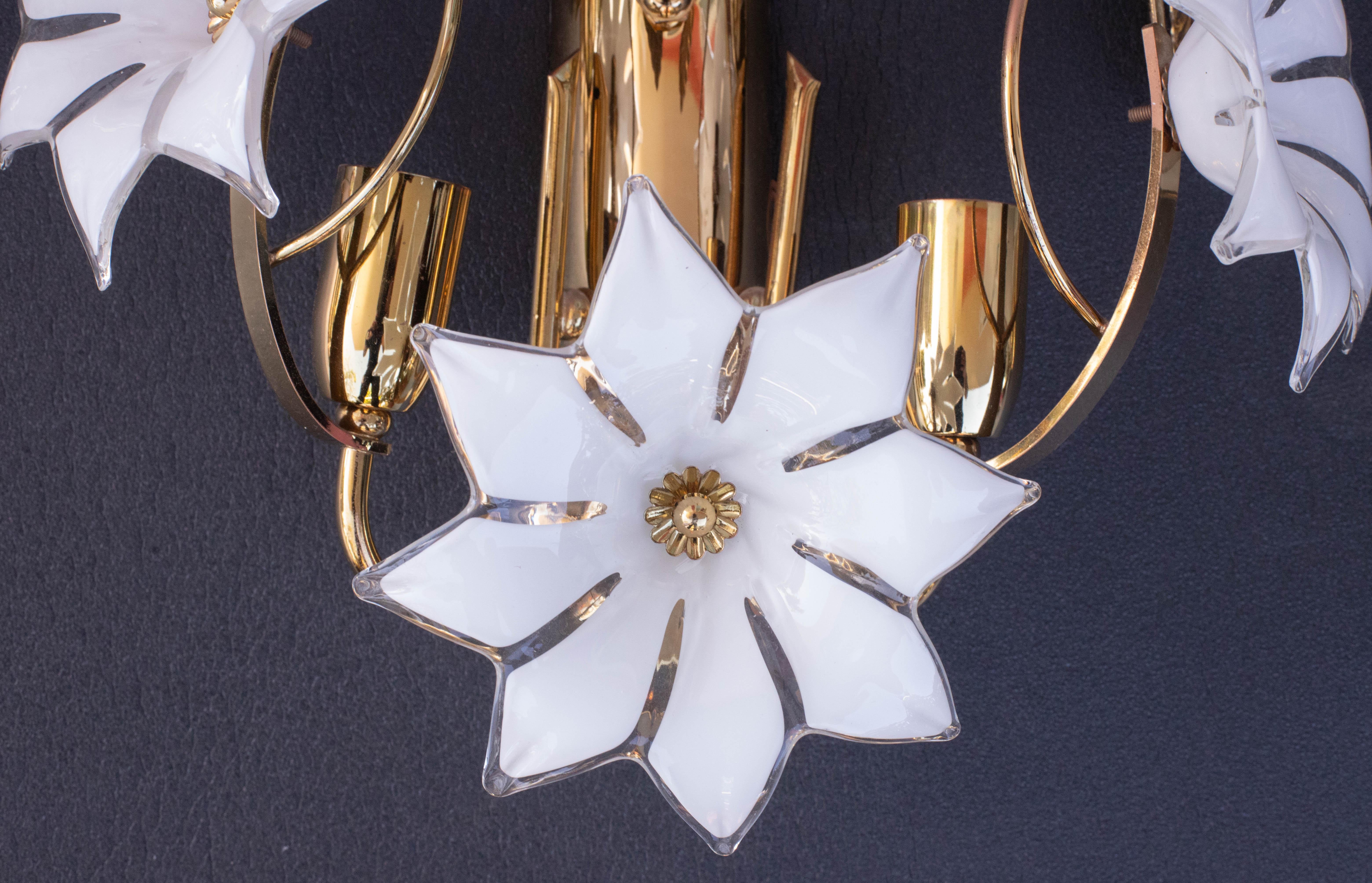 European Set of 2 Murano White Flowers Wall Light, 1970s For Sale