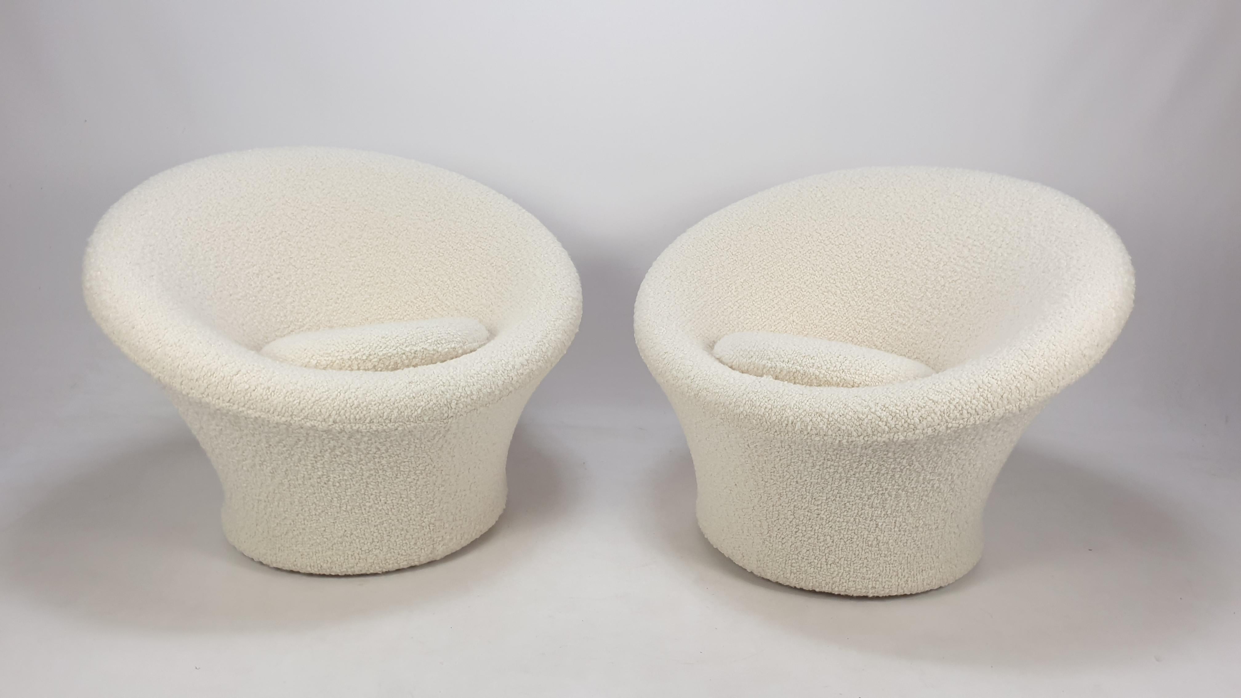 Very comfortable and cosy Artifort Mushroom set, designed by Pierre Paulin in the 60’s. 

Covered with very soft Italian bouclé fabric, color crème.

The chairs are completely restored with new fabric and new foam by a French Pierre Paulin