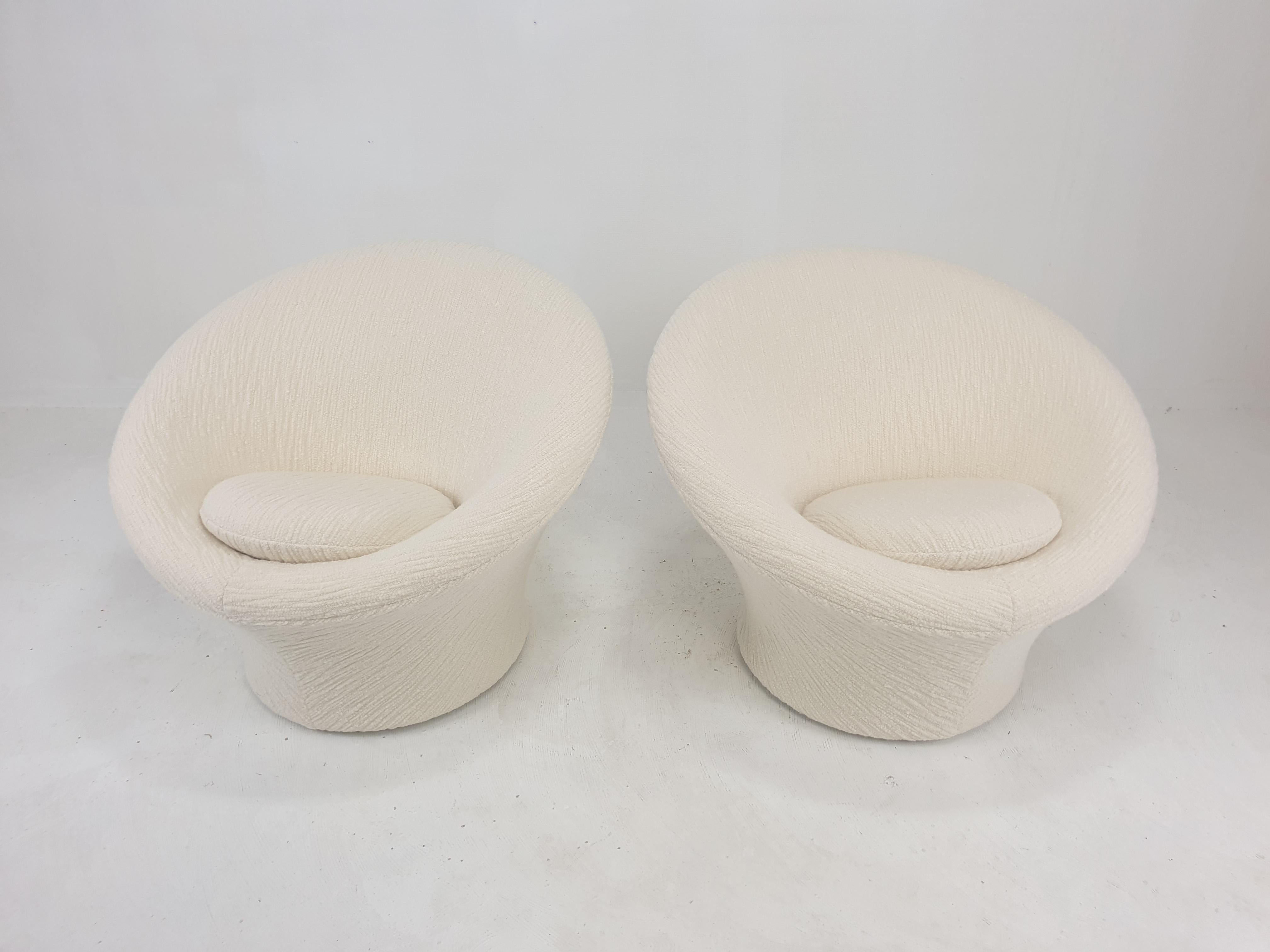 Ensemble de 2 chaises champignons Artifort très confortables et douillettes, conçues par Pierre Paulin dans les années 60. 

Recouvert d'un superbe tissu en laine de haute qualité. 

Les chaises viennent d'être entièrement restaurées par un