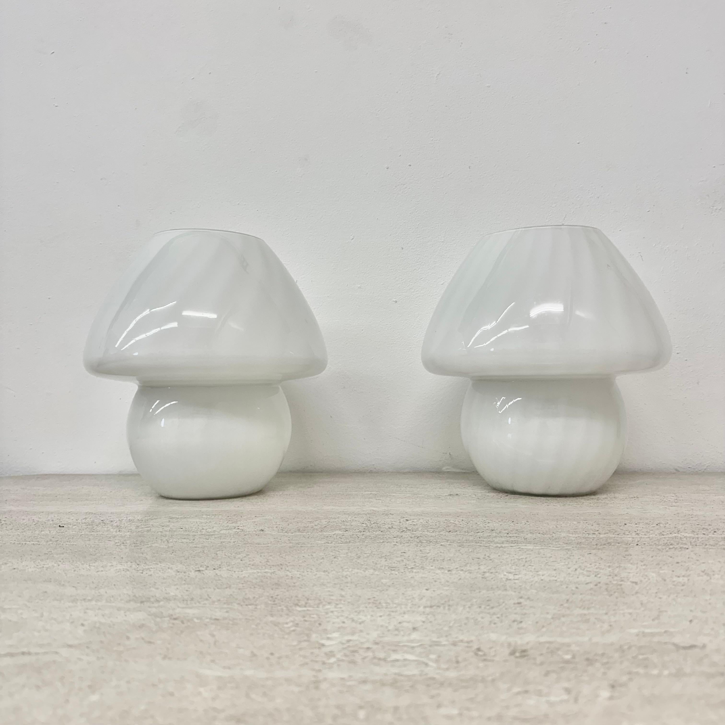 Set of 2 mushroom swirl table lamp , 1970s

Dimensions: 25cm Diameter, 25,5cm Height
Condition: Good
Material: Glass
Color; White