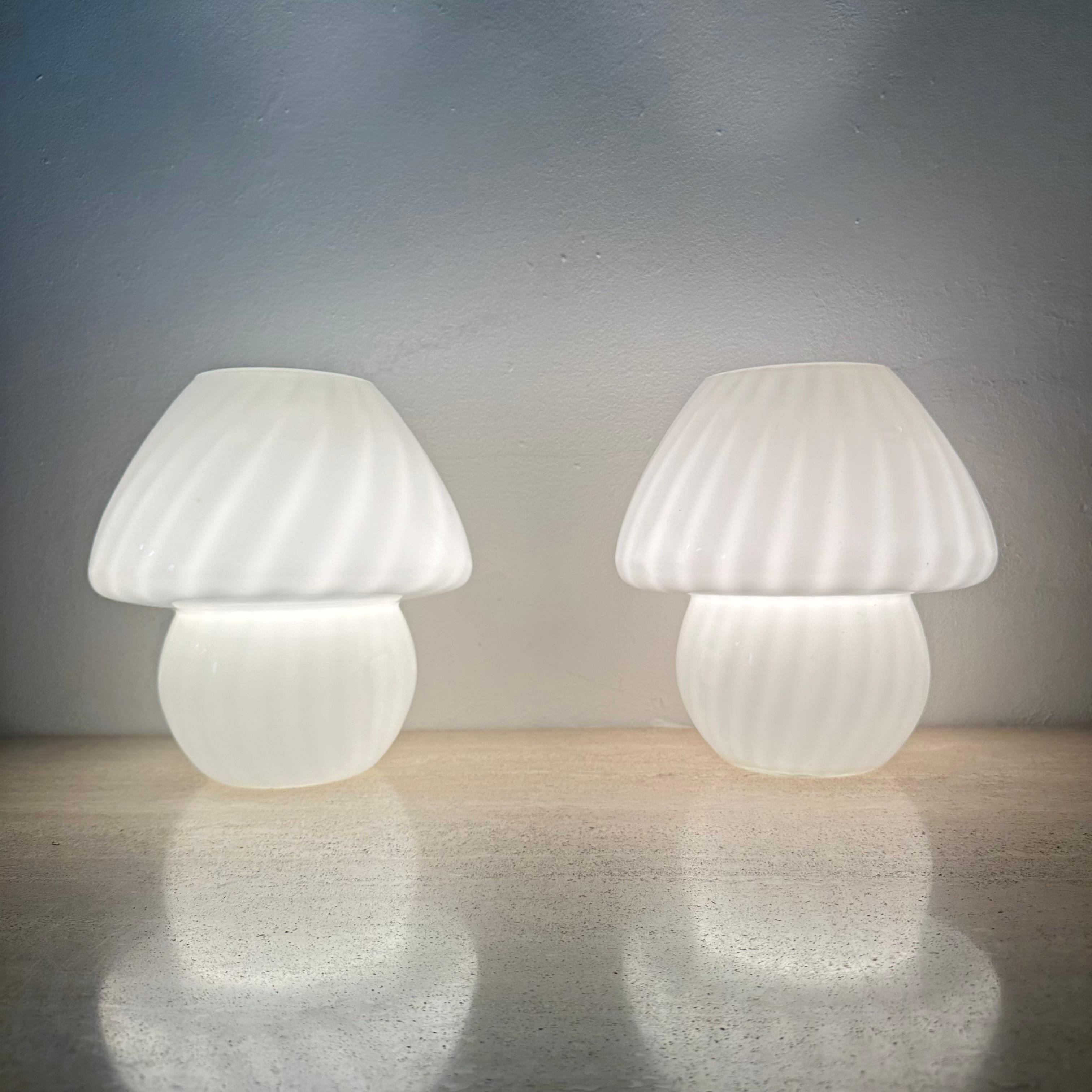 Set of 2 mushroom swirl table lamp , 1970s In Good Condition For Sale In Delft, NL