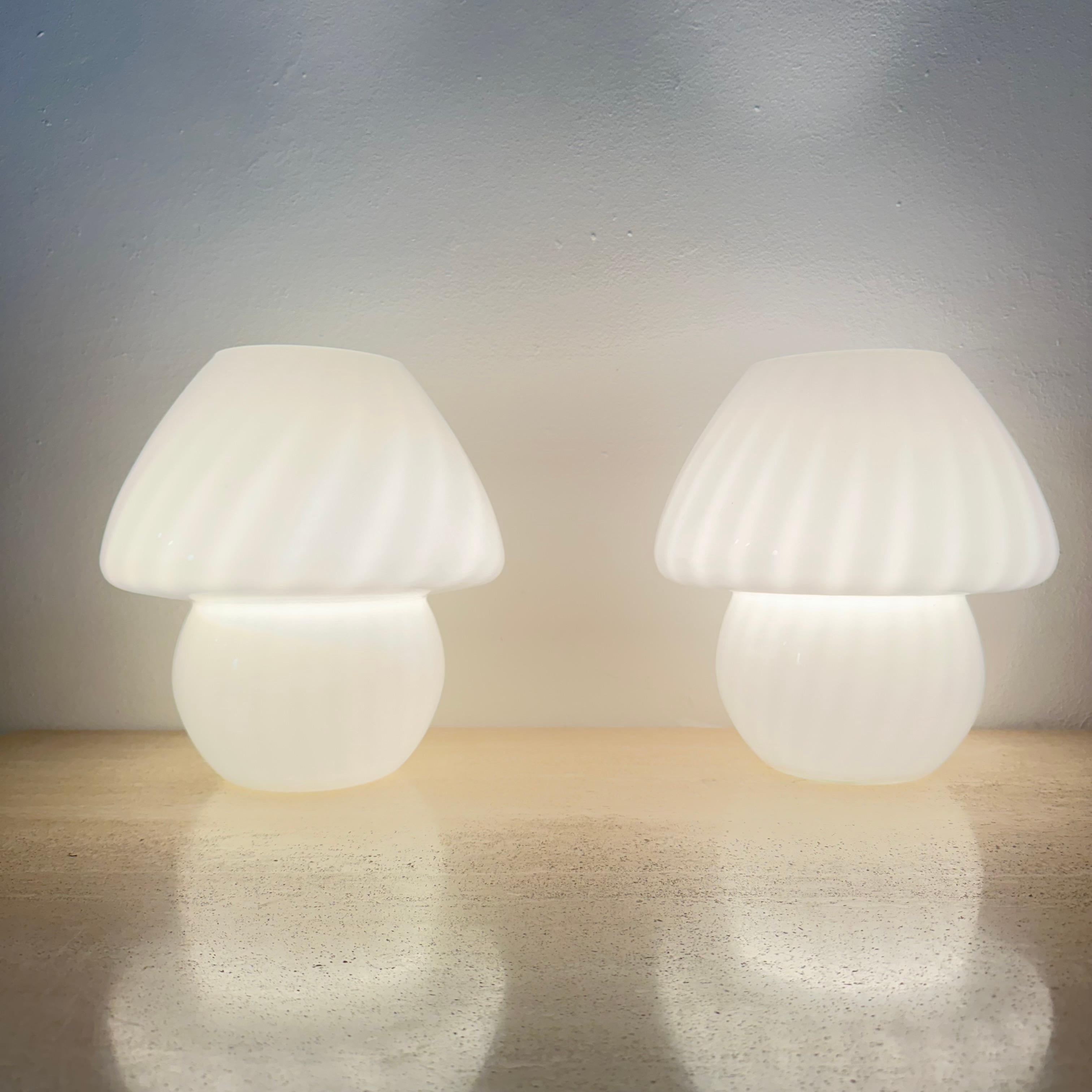 Glass Set of 2 mushroom swirl table lamp , 1970s For Sale