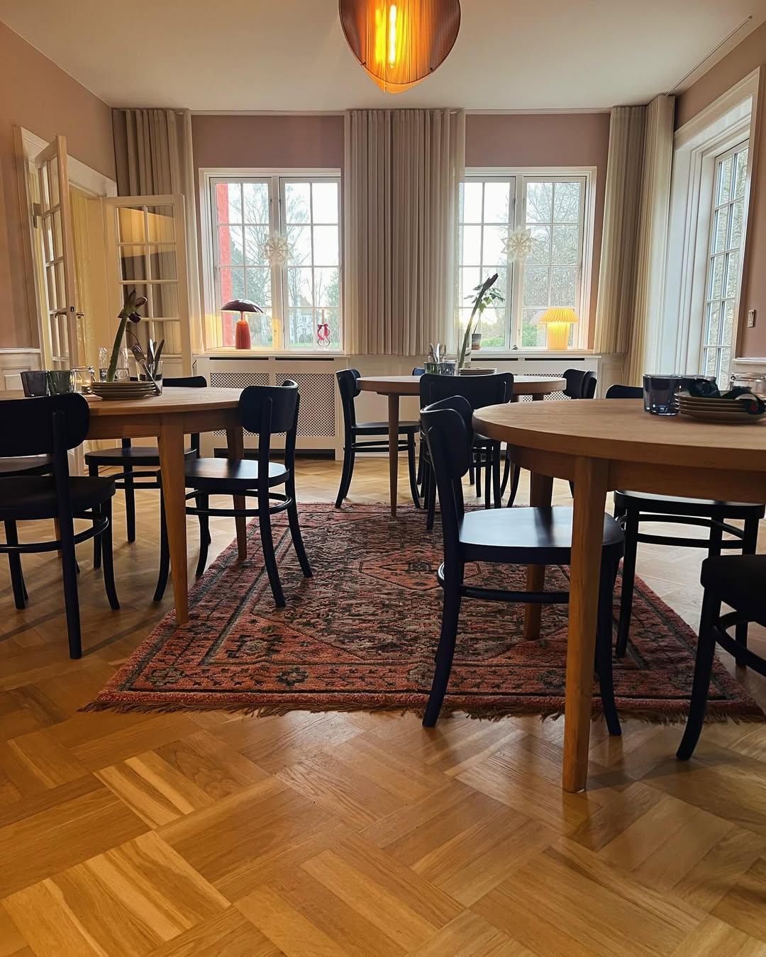 XXI secolo e contemporaneo Set di 2 sedie da pranzo Iconic Black Stained MZO in legno di faggio by Mazo Design in vendita