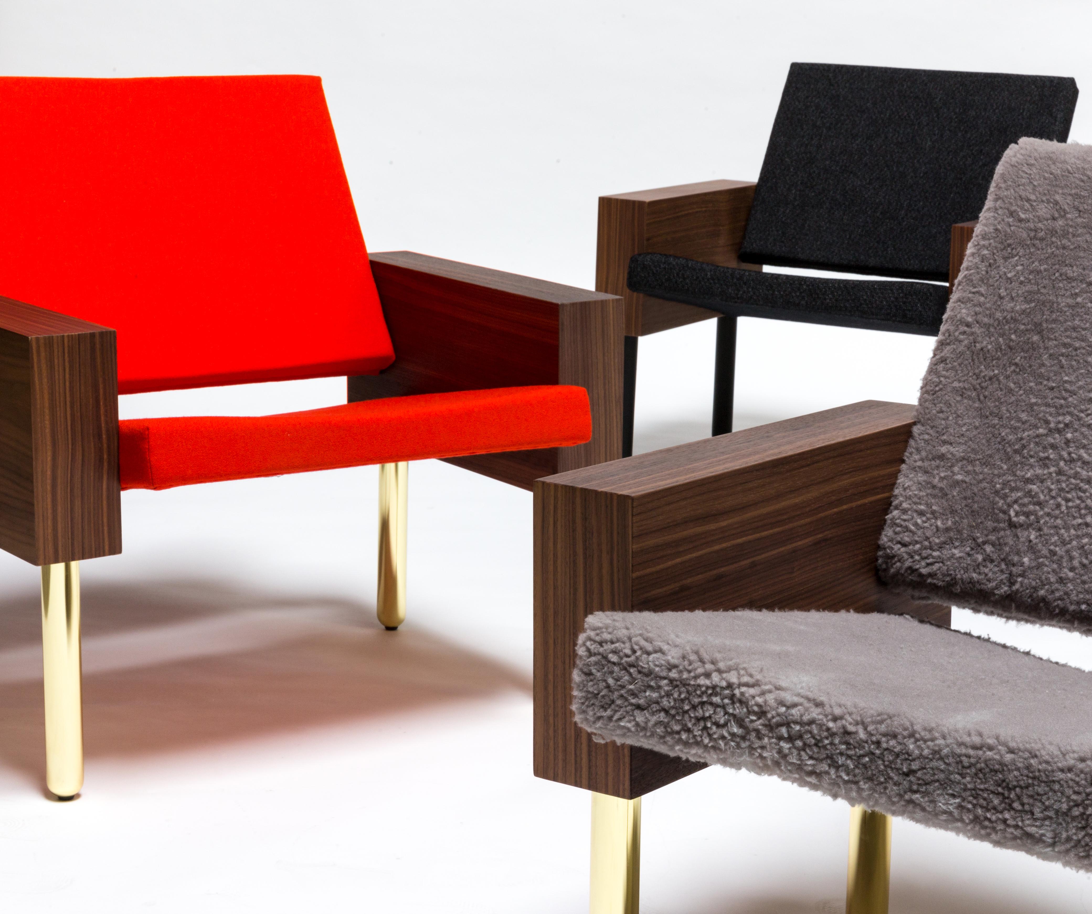 Laiton Ensemble de 2 fauteuils Block en noyer naturel, Jonas Lutz en vente